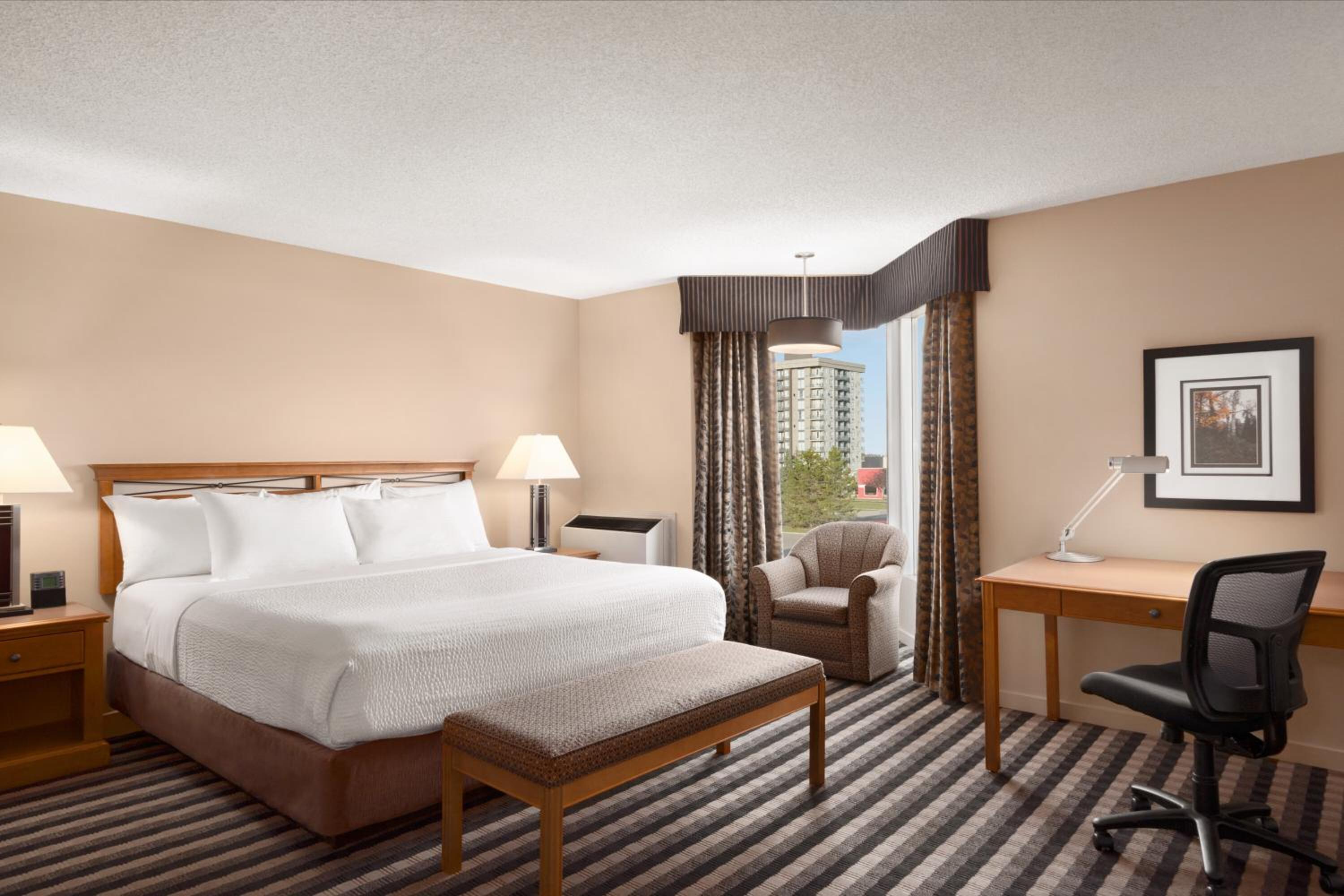 Deluxe King Room - Mobility Access/Non-Smoking - Photo 3