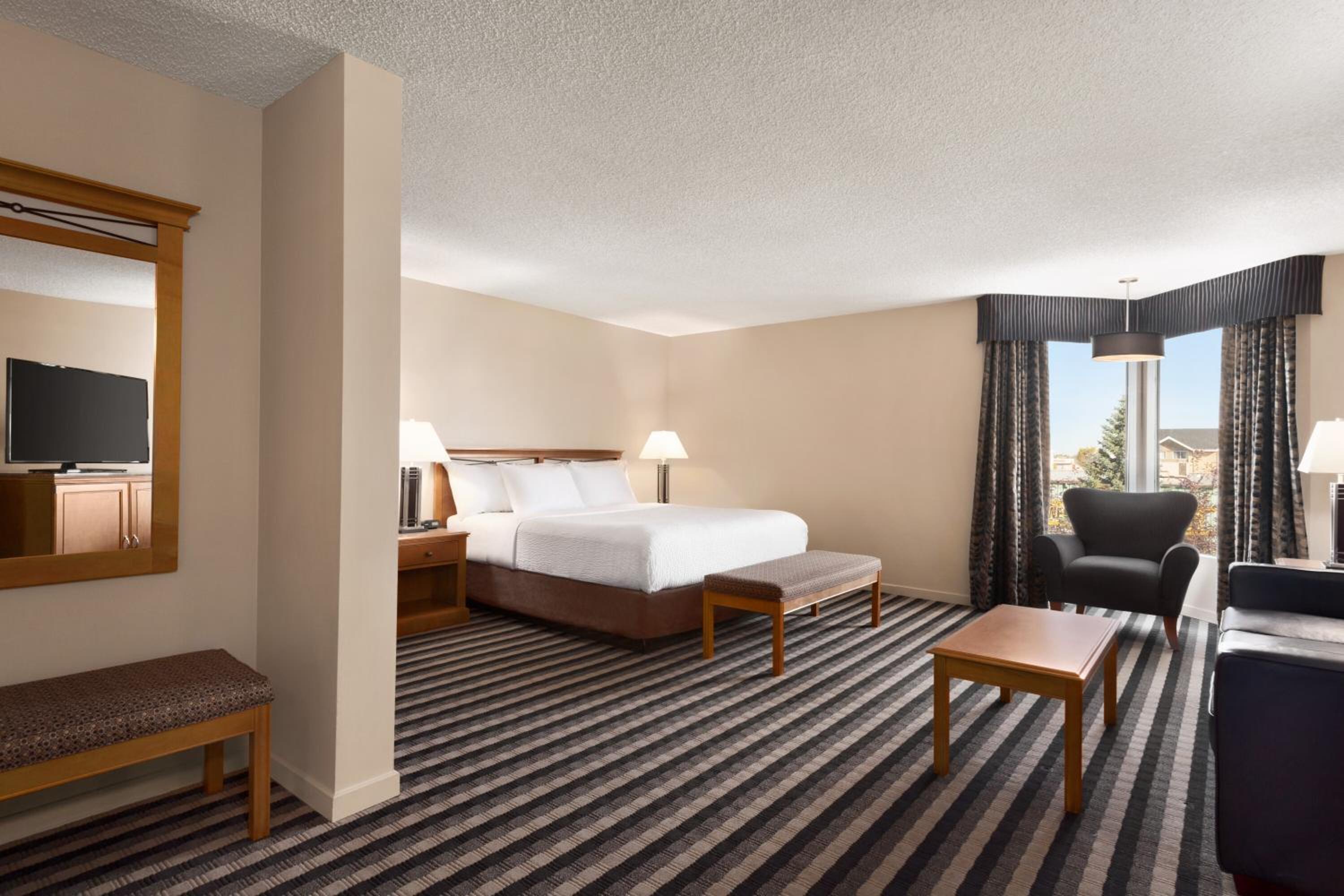 Deluxe King Room - Non-Smoking - Photo 1