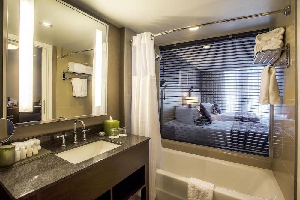 Superior Double Room with Two Double Beds with Harbor View - Photo 5