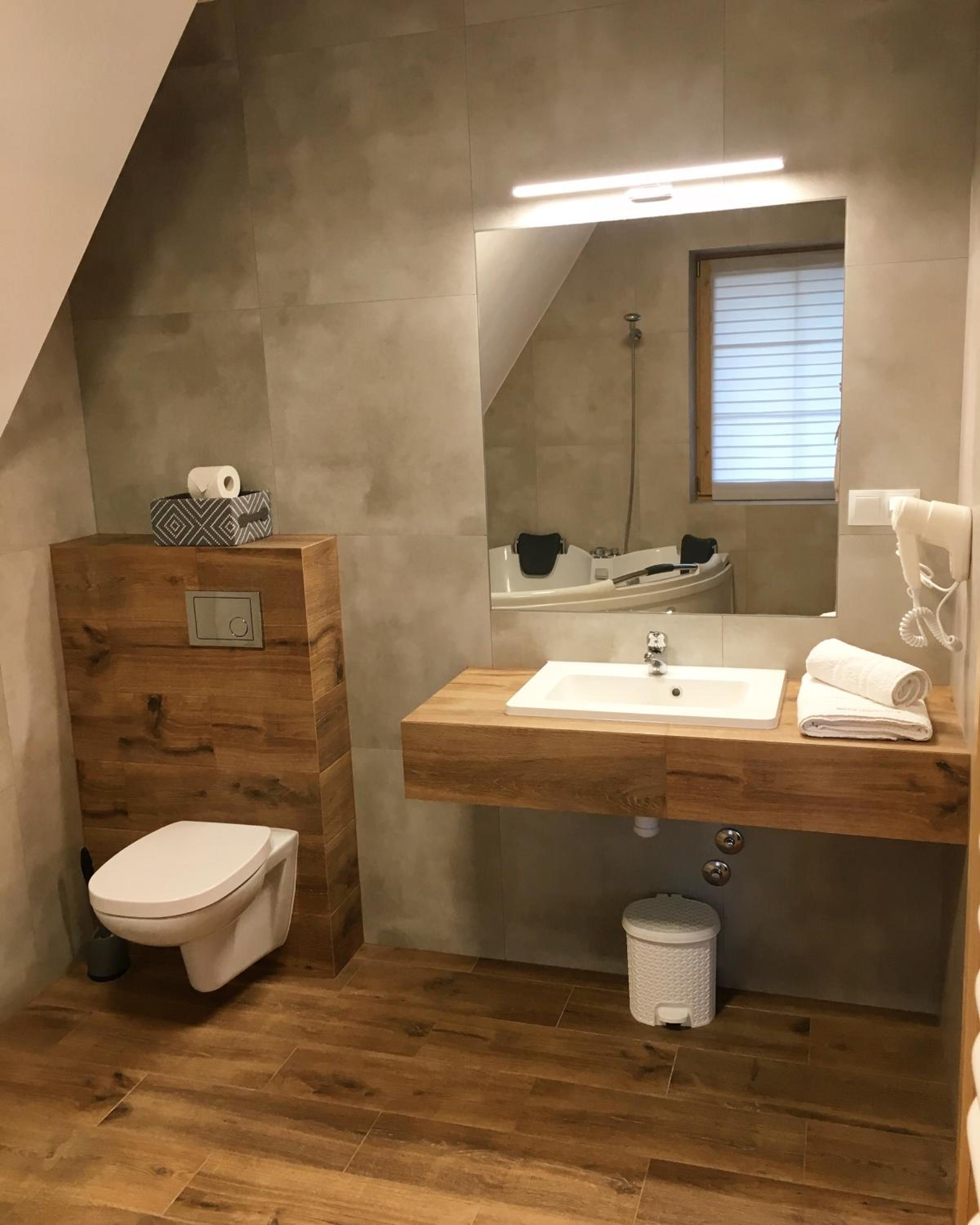 Deluxe Suite with Spa Bath - Photo 6
