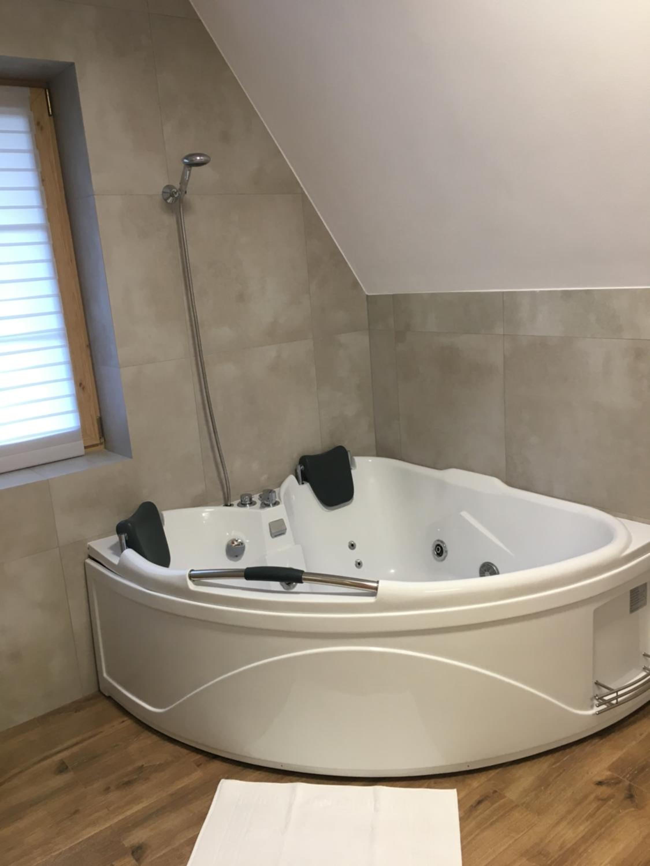 Deluxe Suite with Spa Bath - Photo 5
