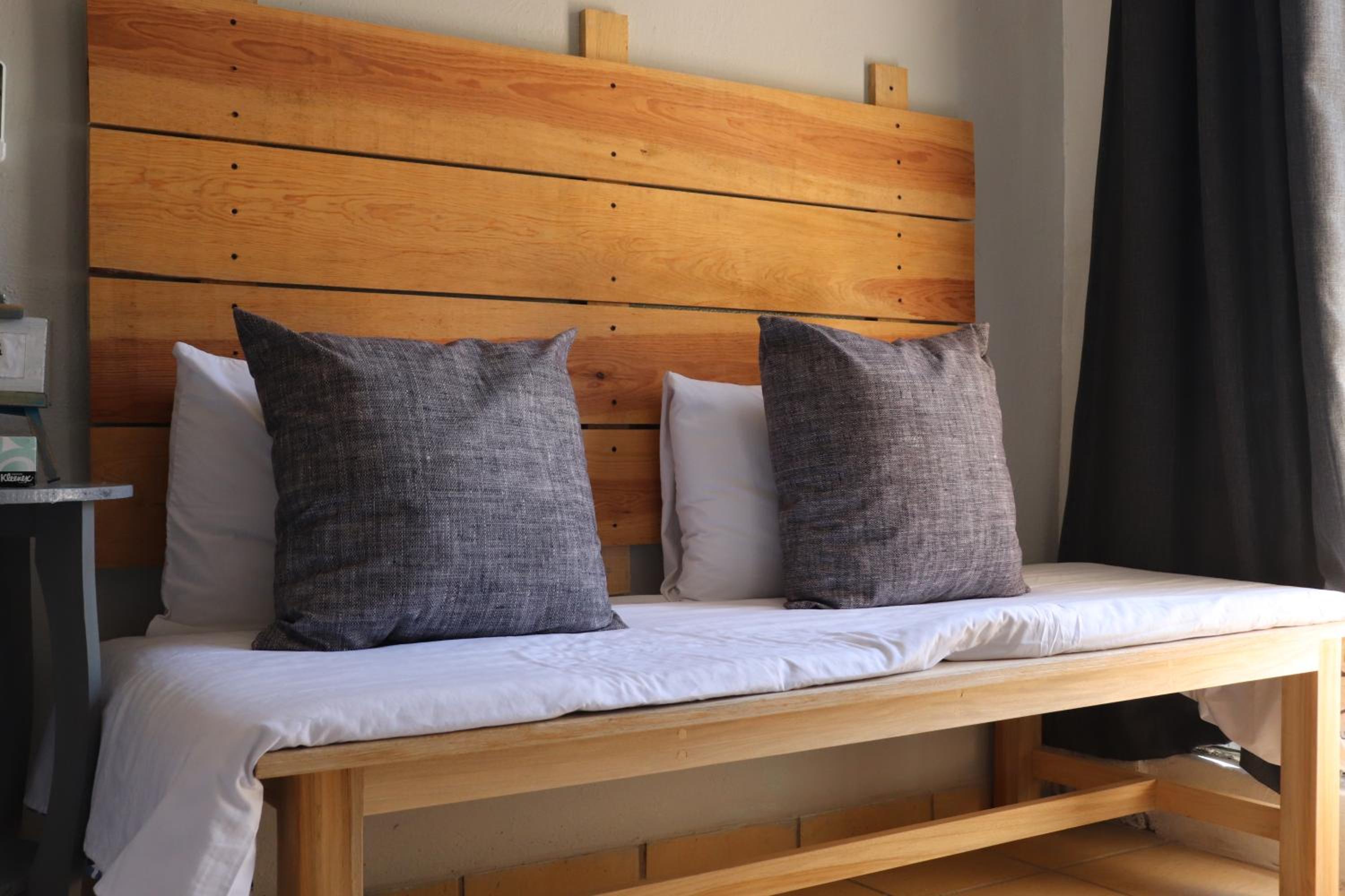 Deluxe Double Room with Balcony - Photo 7