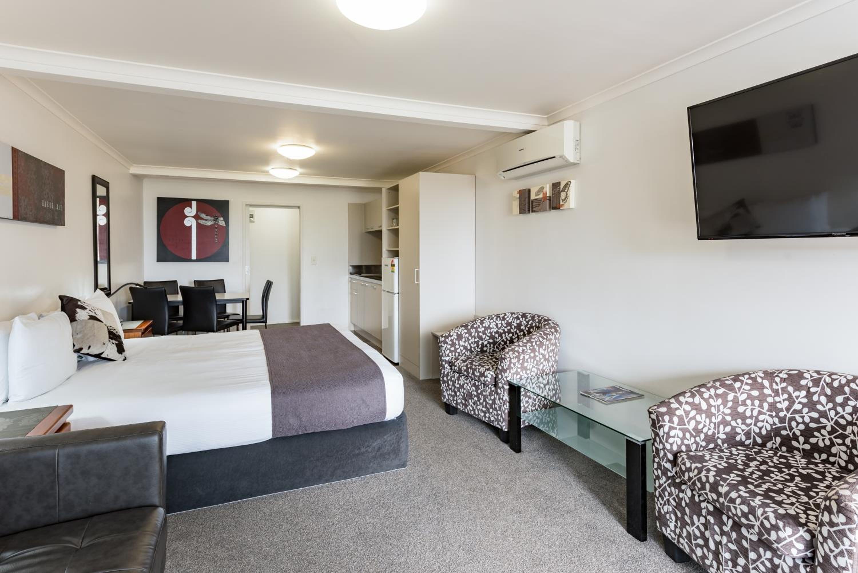 Deluxe Family Suite - Photo 1