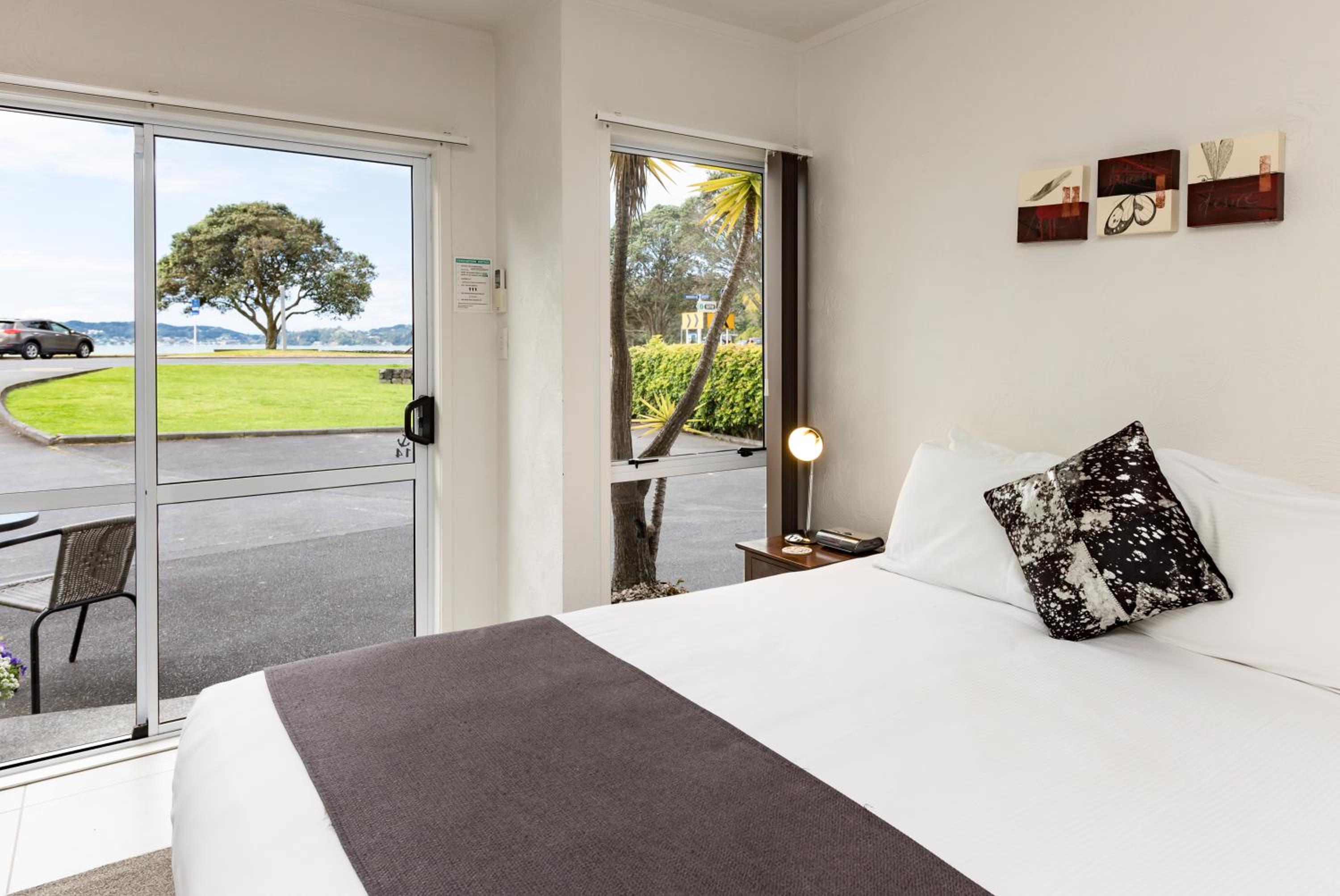 Deluxe Studio Suite with Spa Bath - Photo 1