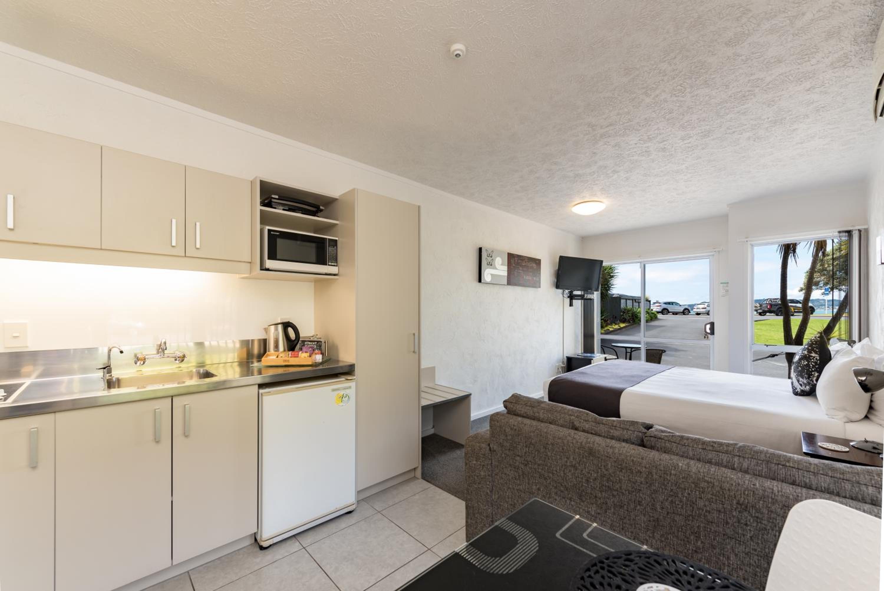Deluxe Studio Suite with Spa Bath - Photo 4