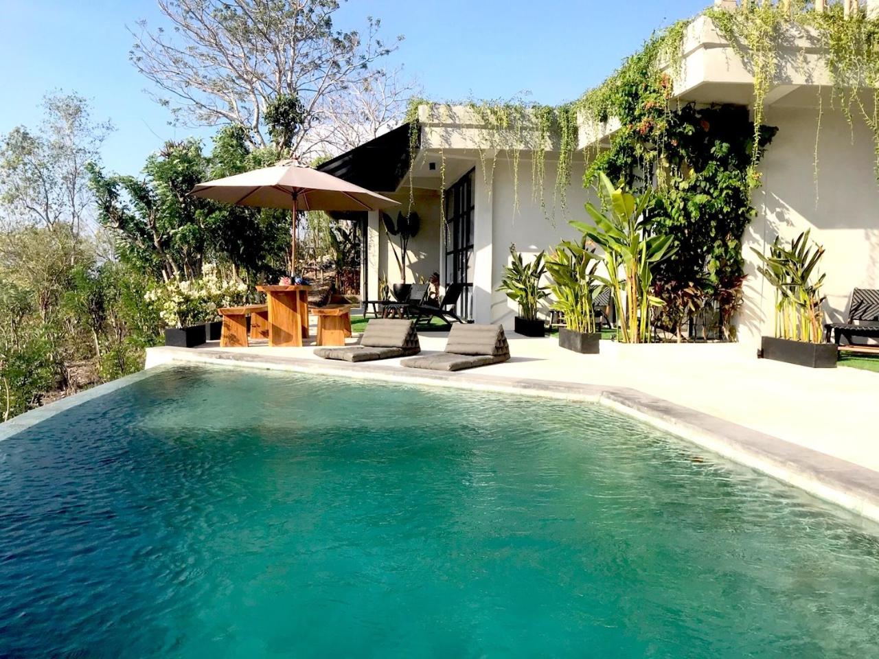 King Room with Bathtub - Photo 7