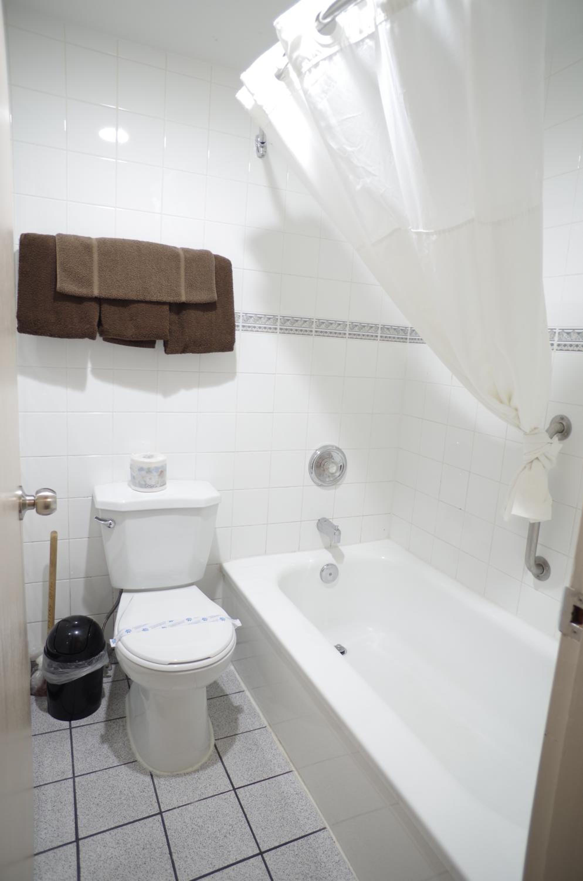 One Queen Bed Kitchenette Non-Smoking photo 2