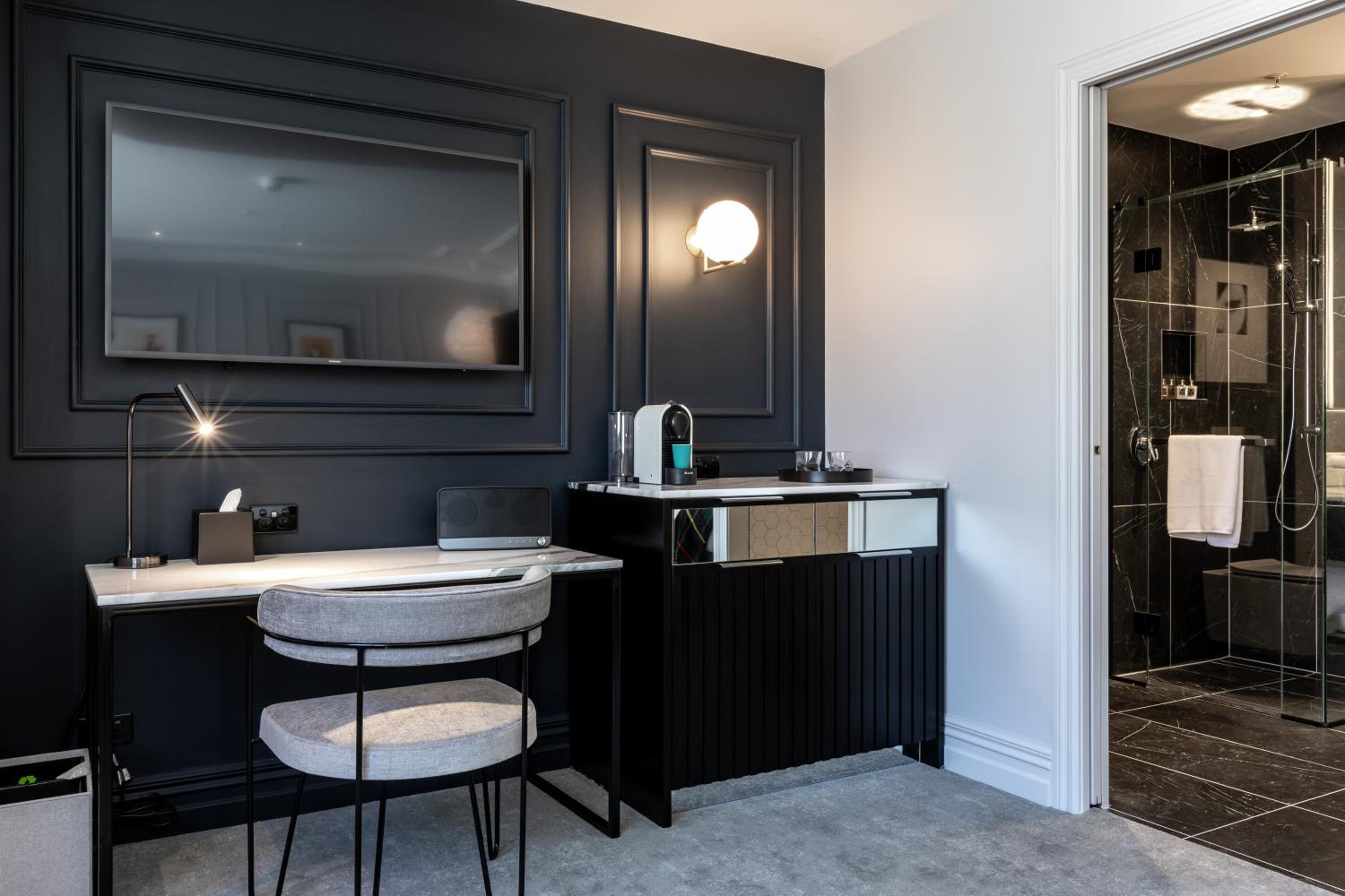 Superior King Room - Photo 5
