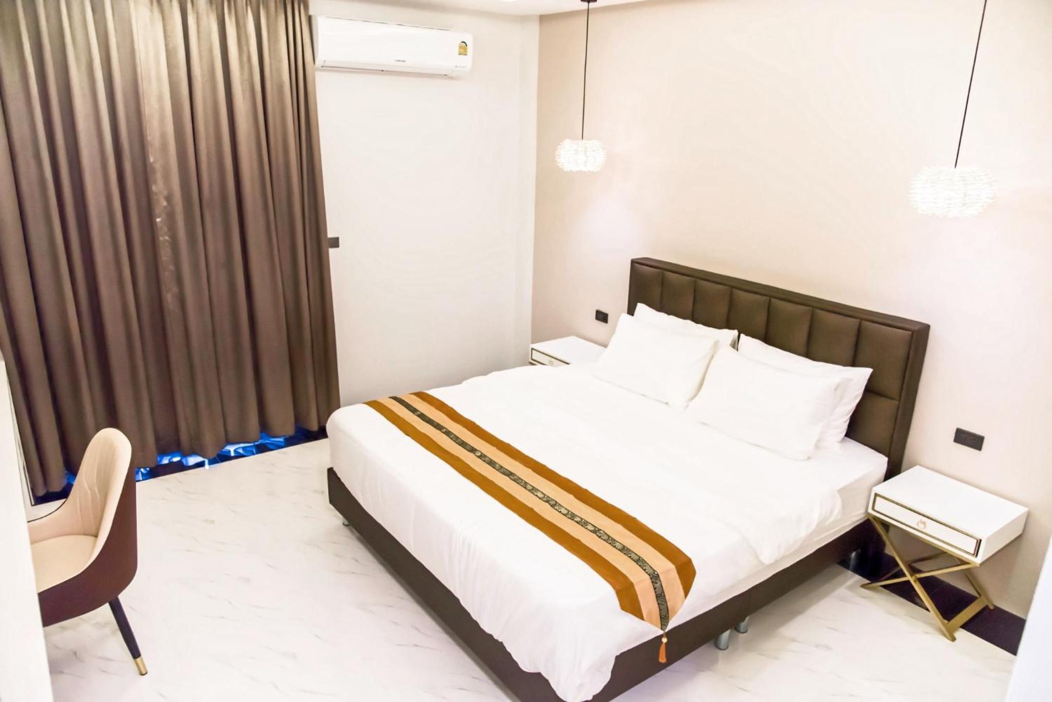 Deluxe King Room - Photo 3