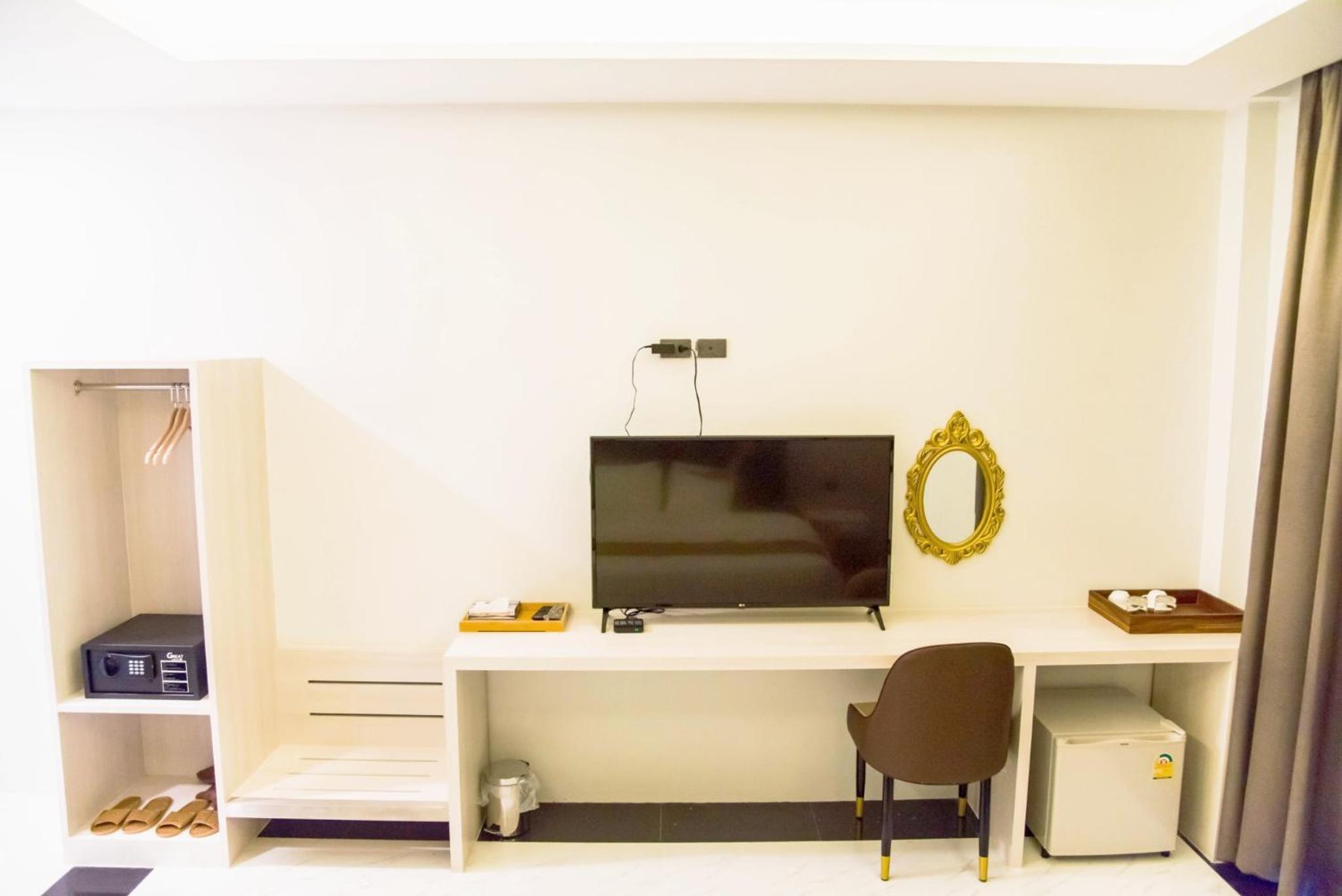 Deluxe King Room - Photo 5