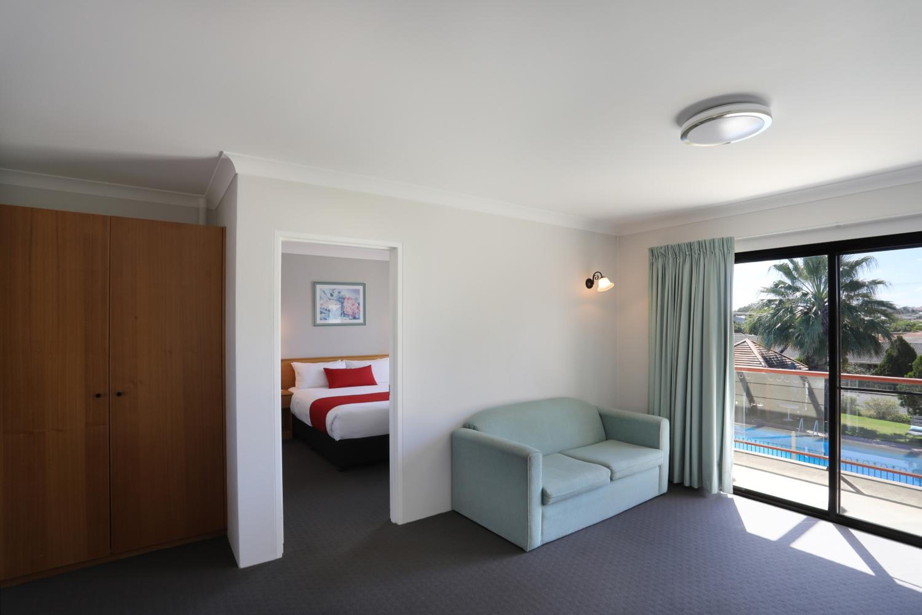 King Suite - Non Smoking - Photo 2