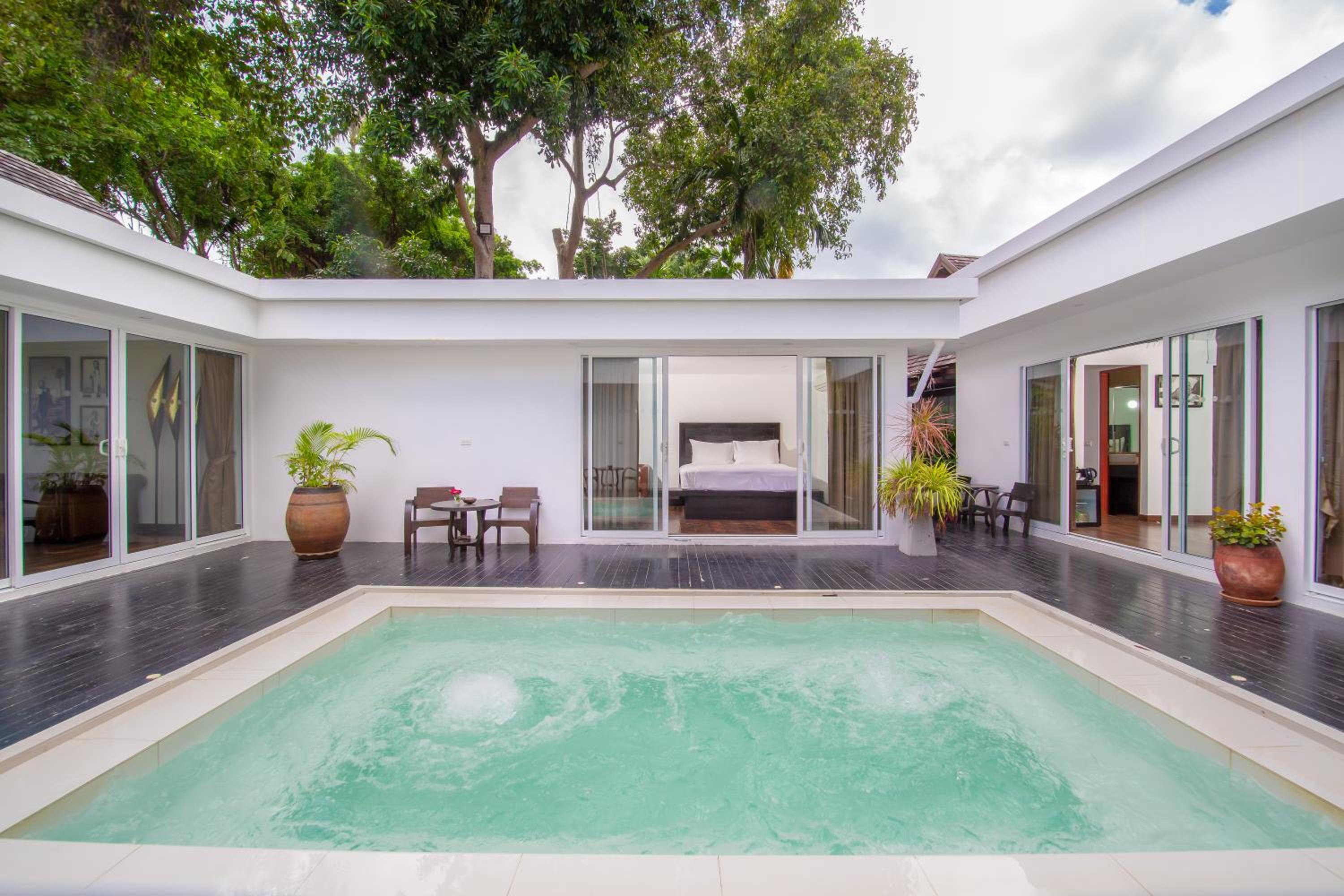 Deluxe Room with Shared Jacuzzi	 photo 3