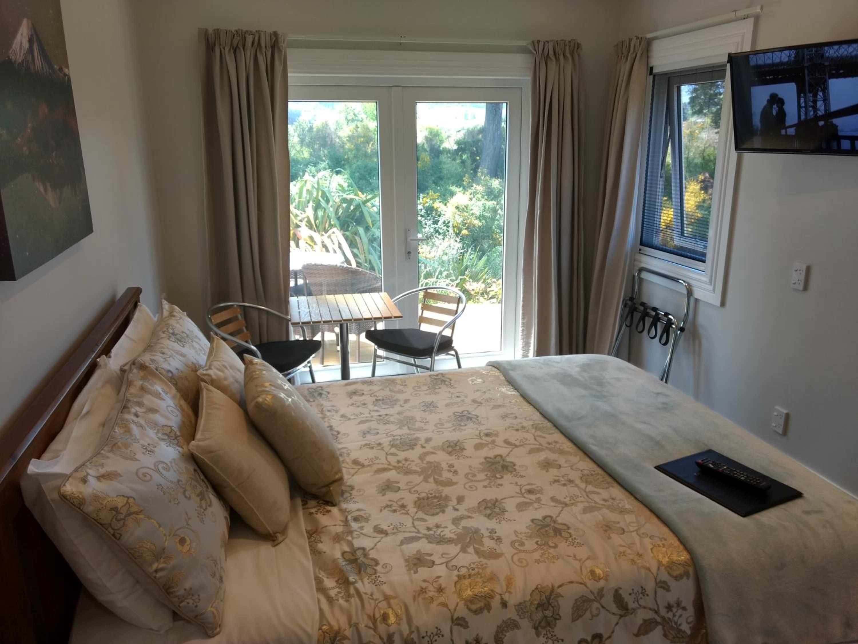 Ensuite Queen with Mountain View and Spa outside photo 2