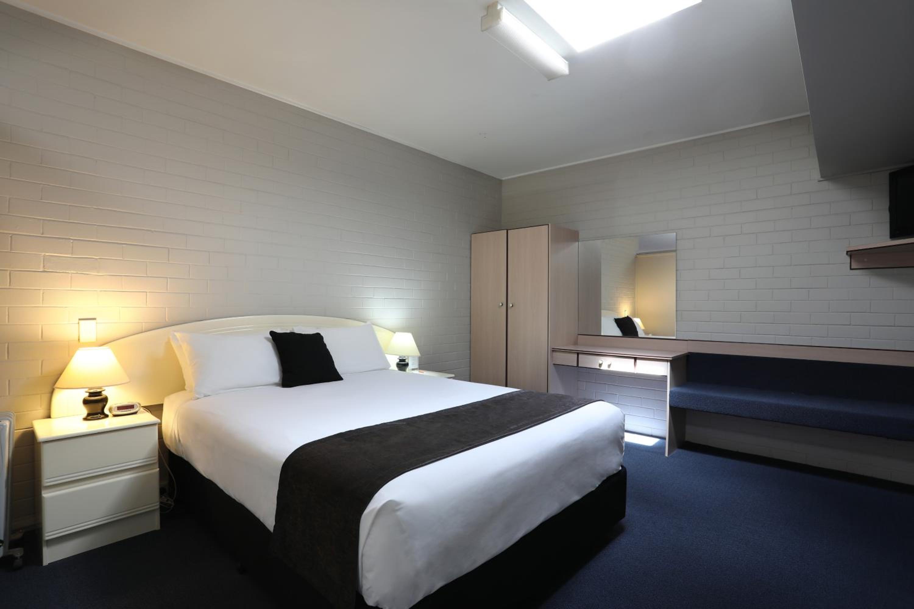 Queen Room with Three Single Beds - Non-Smoking - Photo 1