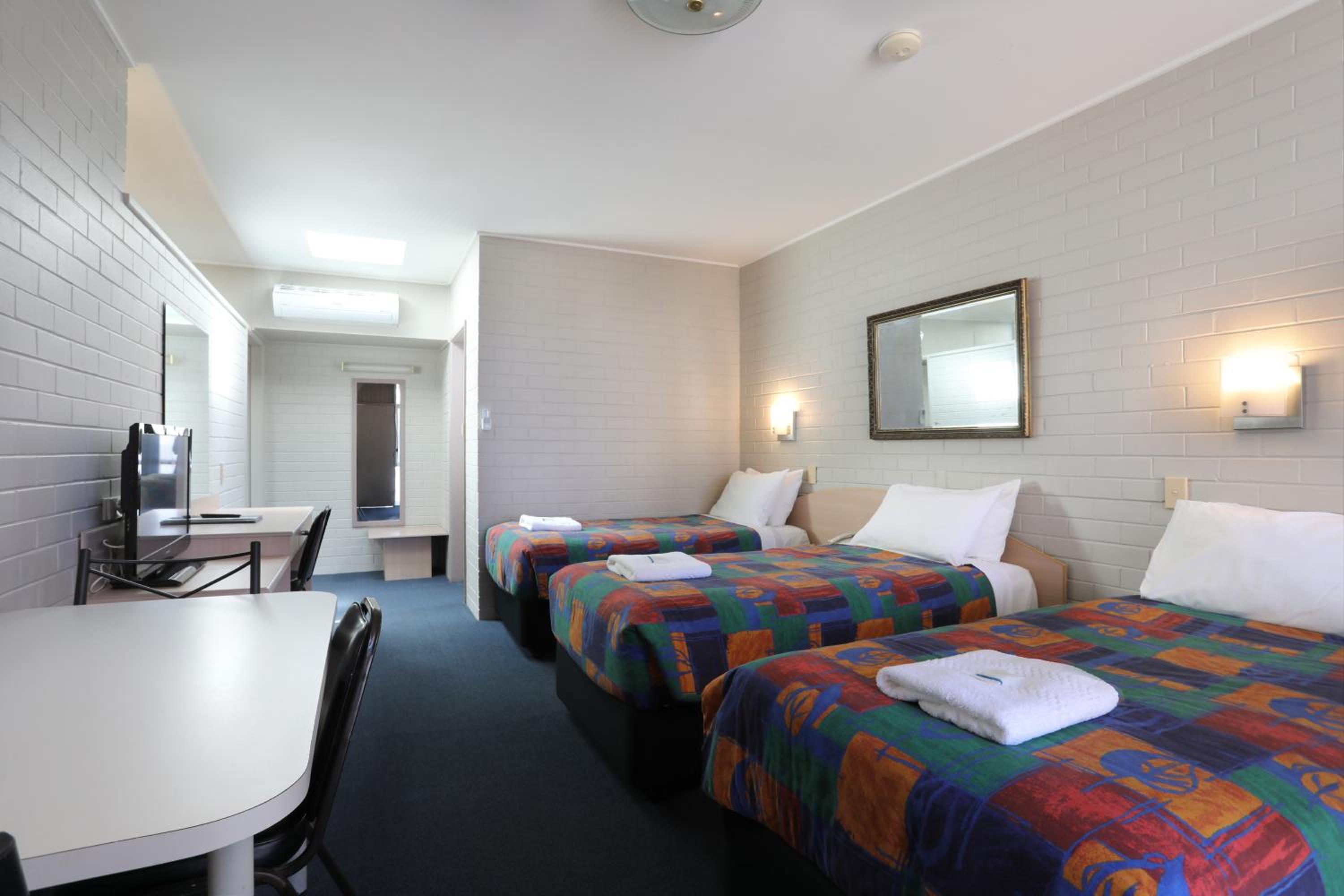 Queen Room with Three Single Beds - Non-Smoking - Photo 3