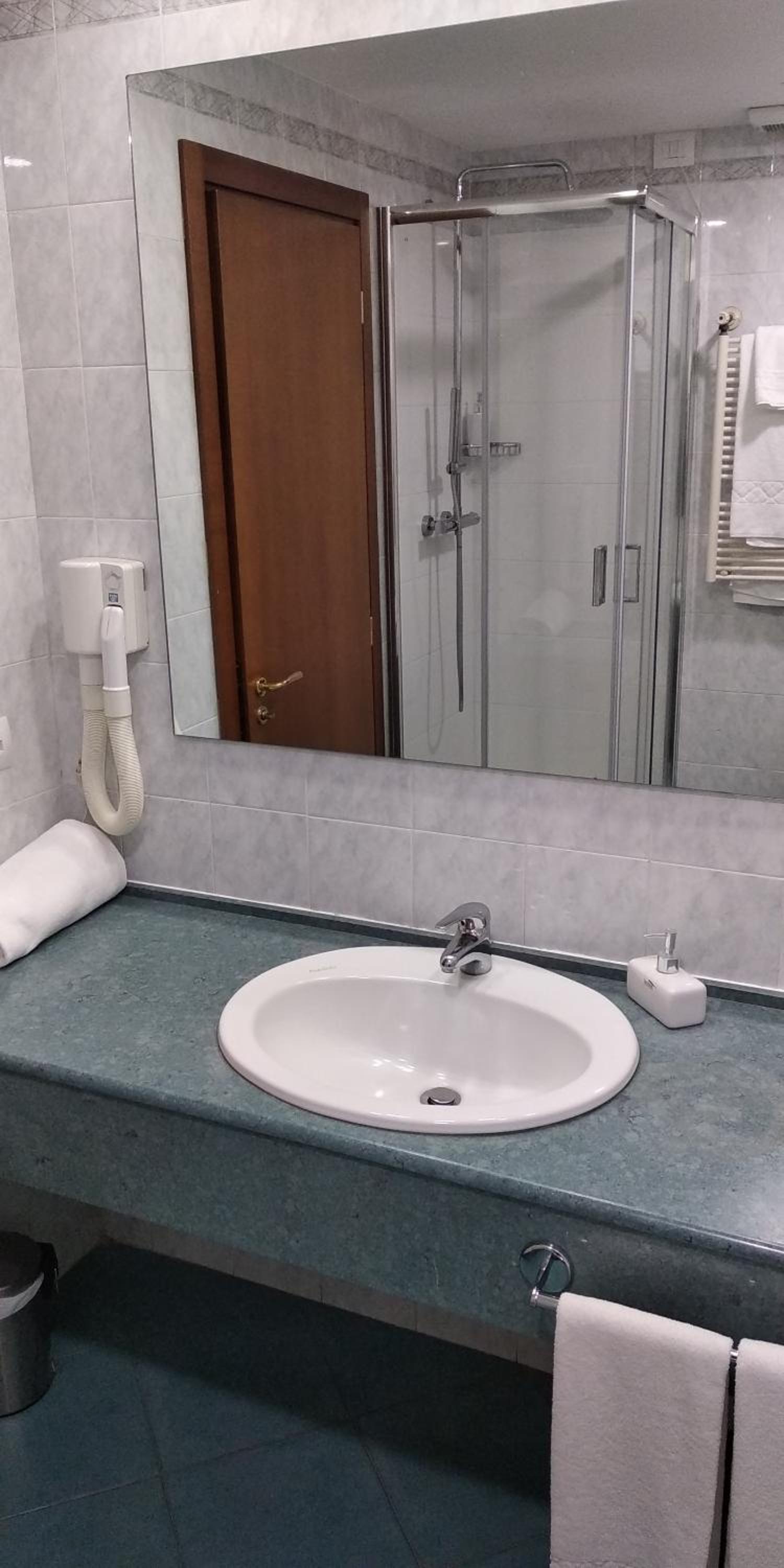 Twin Room - Photo 15