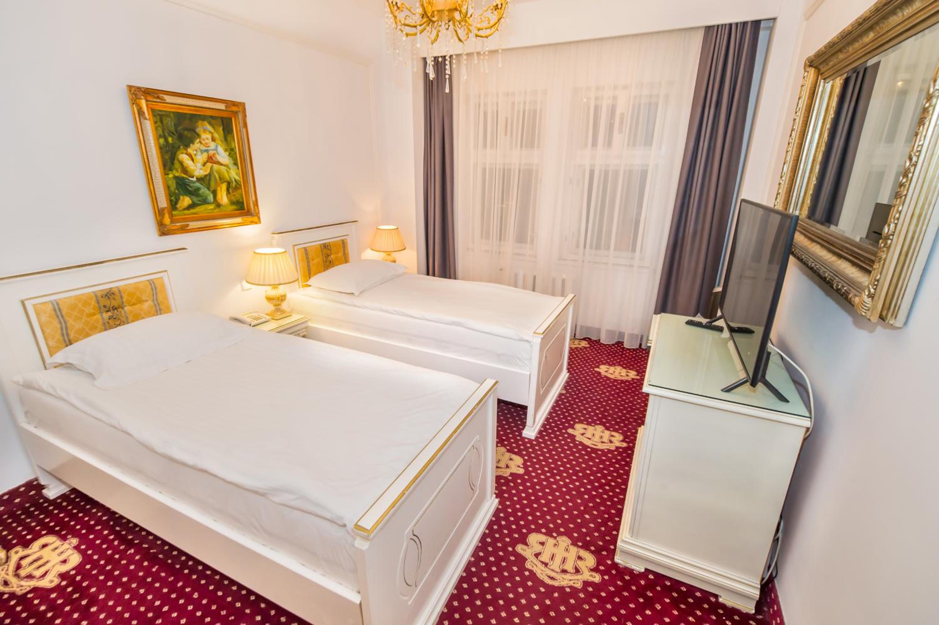 Deluxe Family Suite - Photo 13