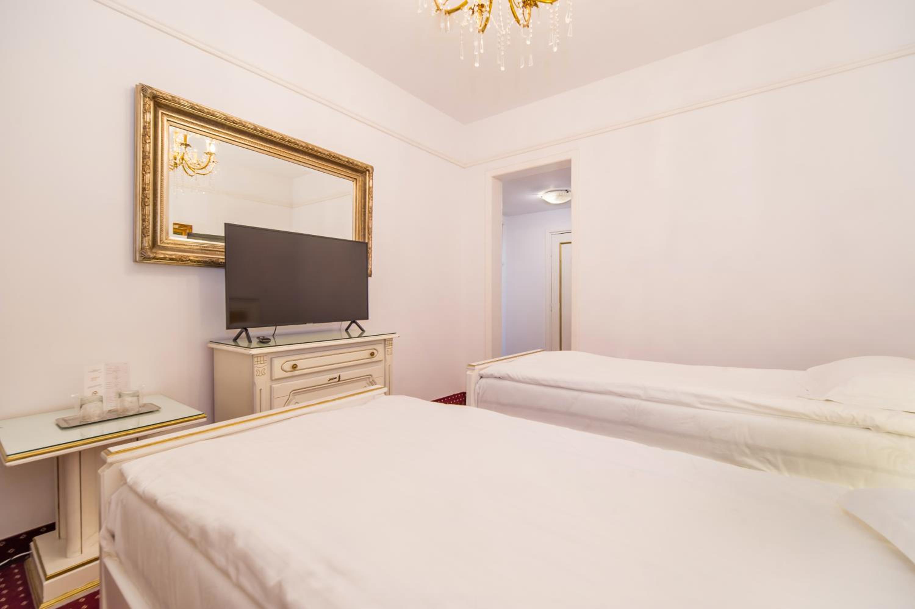 Deluxe Family Suite - Photo 10