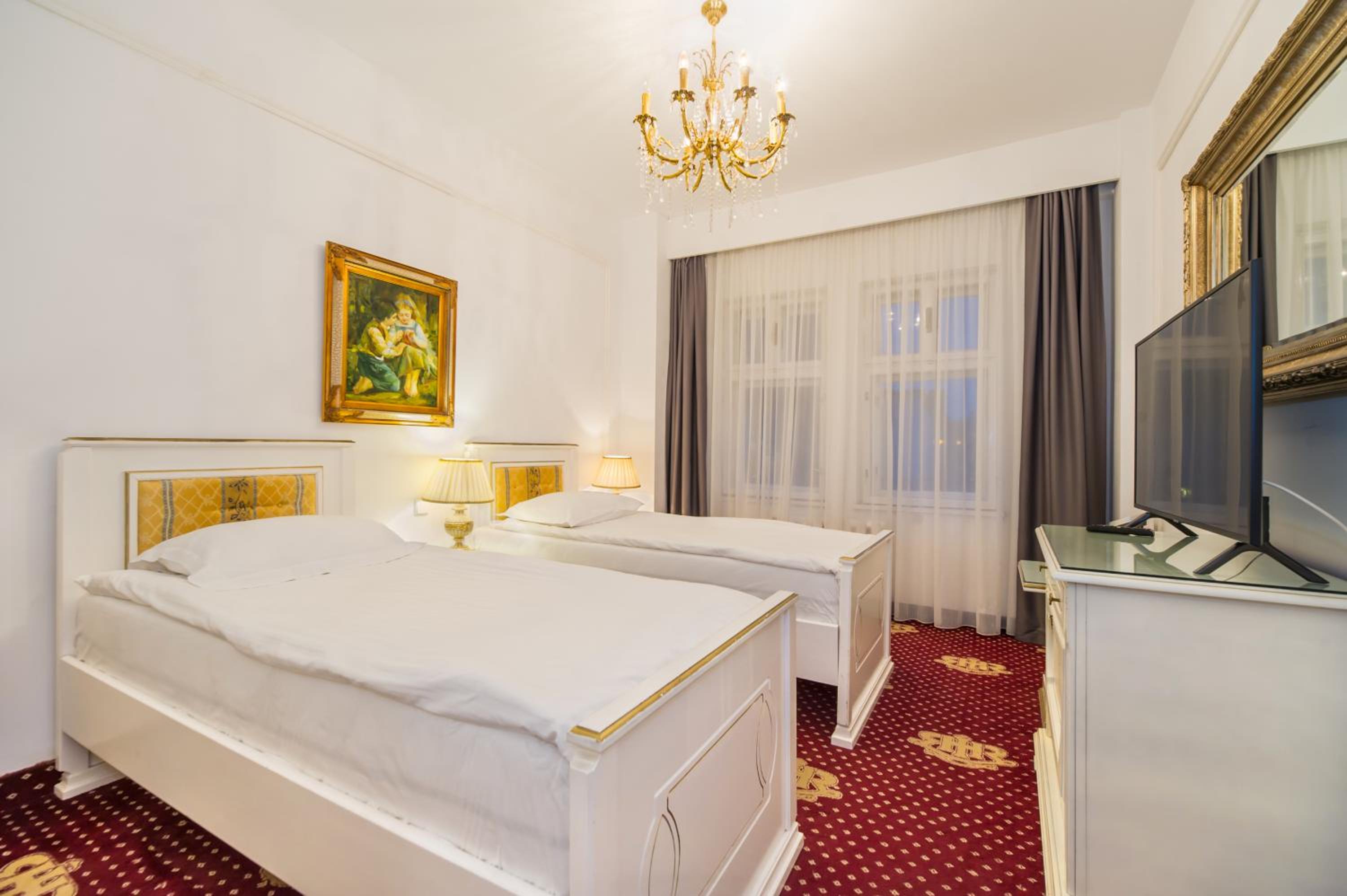 Deluxe Family Suite - Photo 12