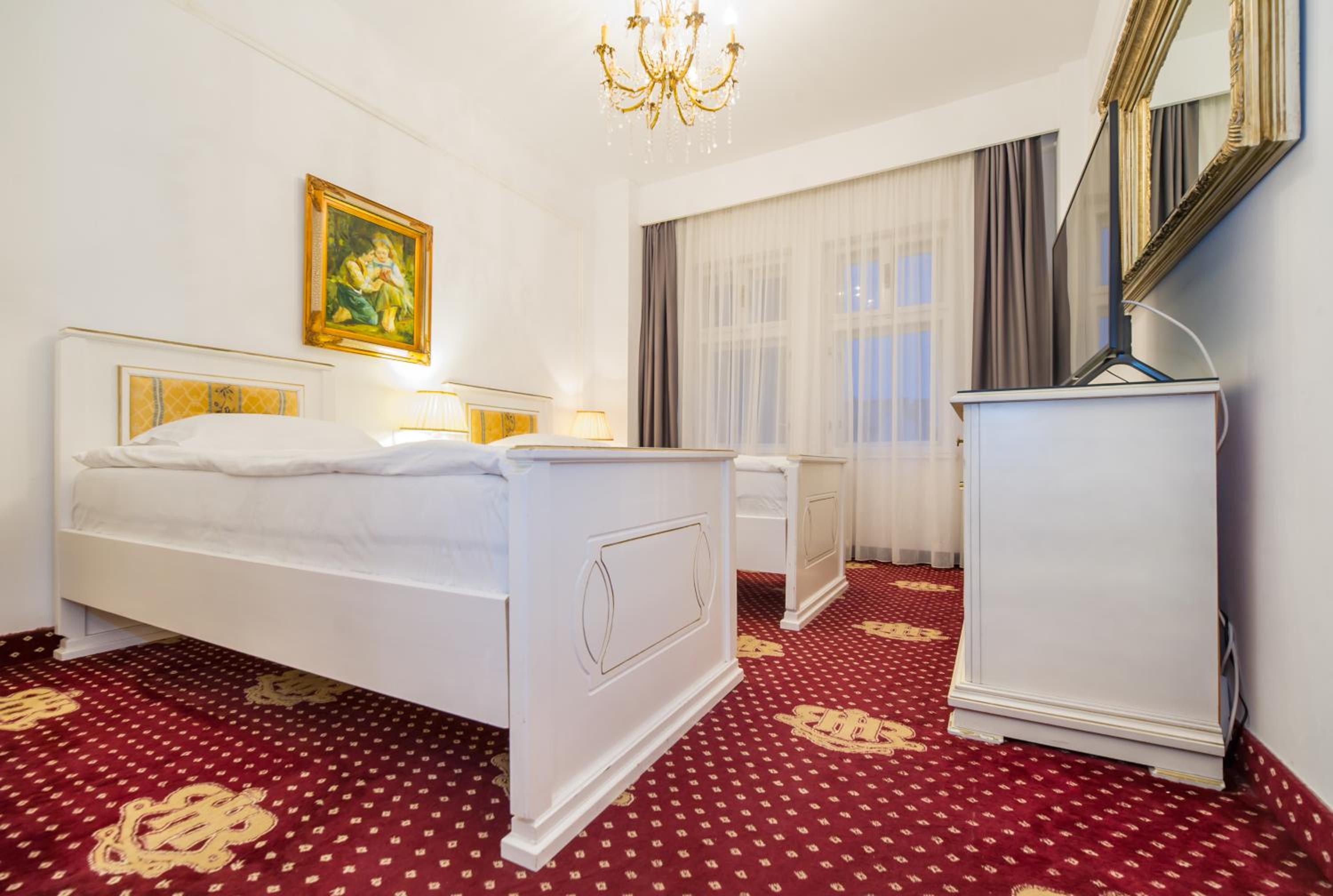 Deluxe Family Suite - Photo 7