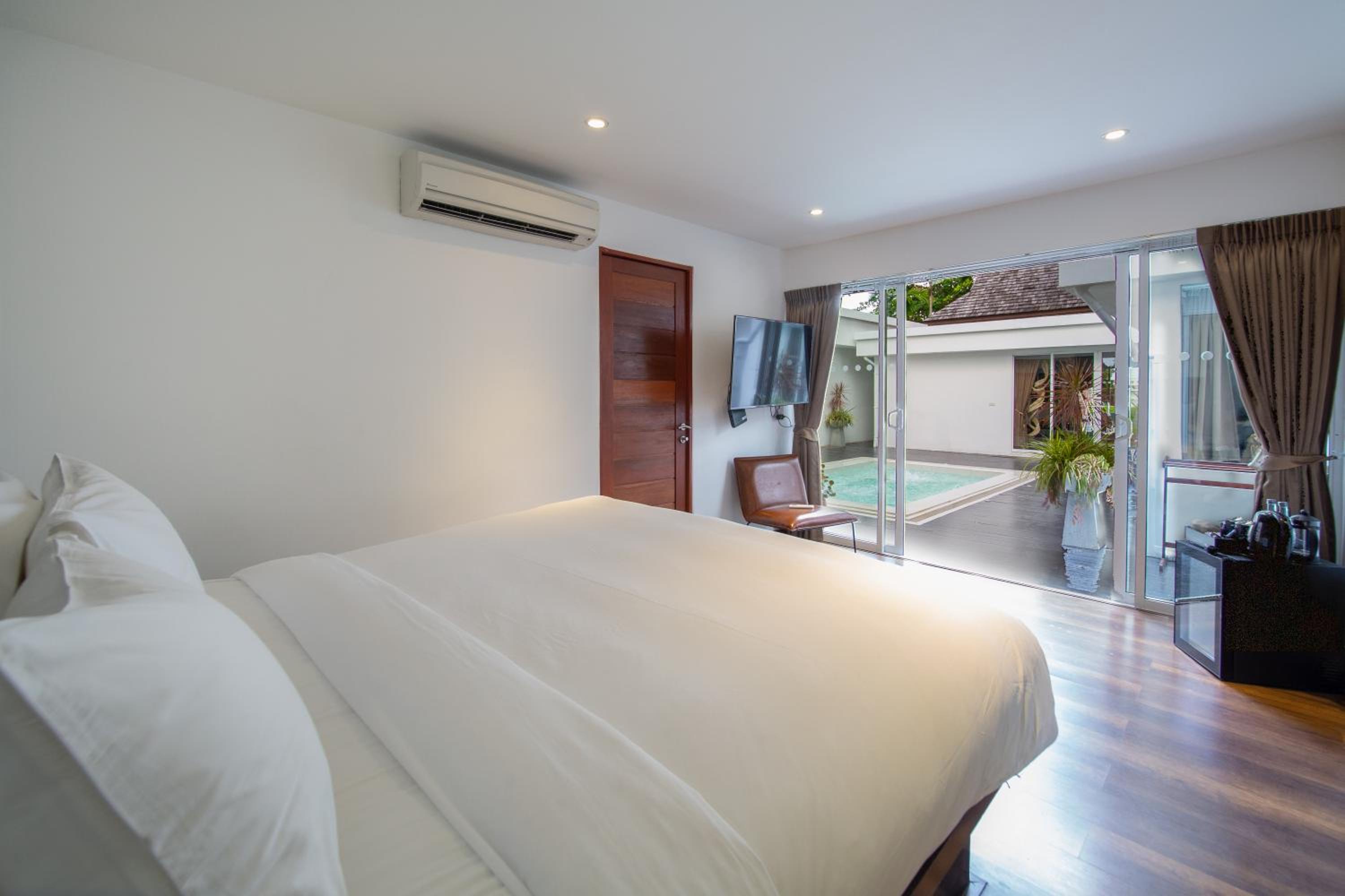 Deluxe Room with Shared Jacuzzi