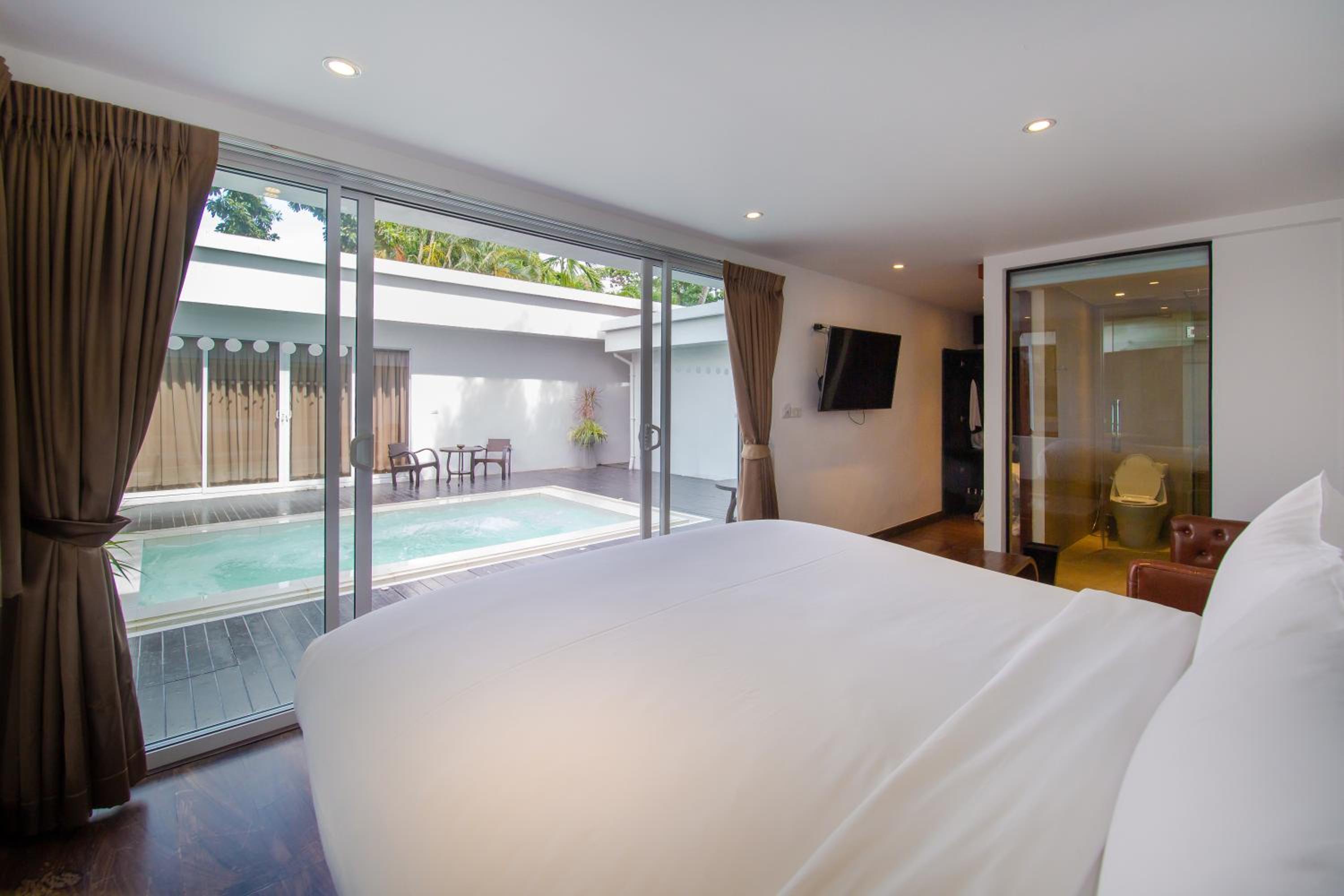 Deluxe Room with Shared Jacuzzi	 photo 2