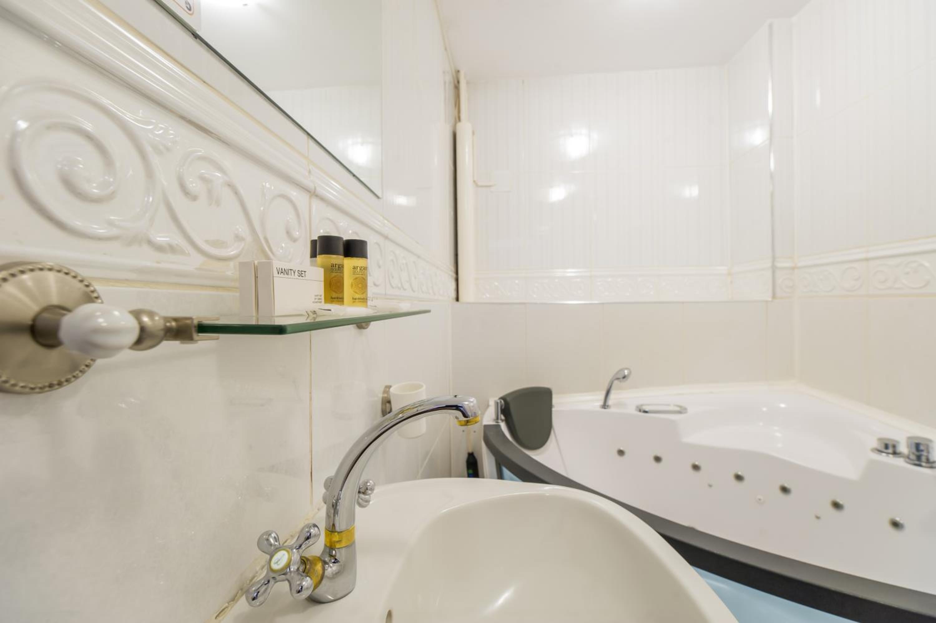 Deluxe Junior Suite - Photo 6