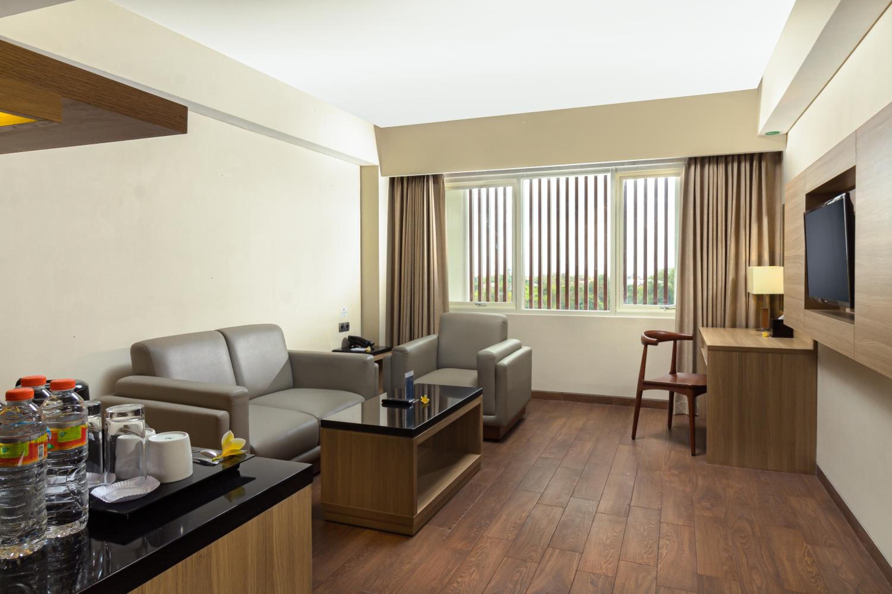 Junior King Suite with Living Room - Non-Smoking