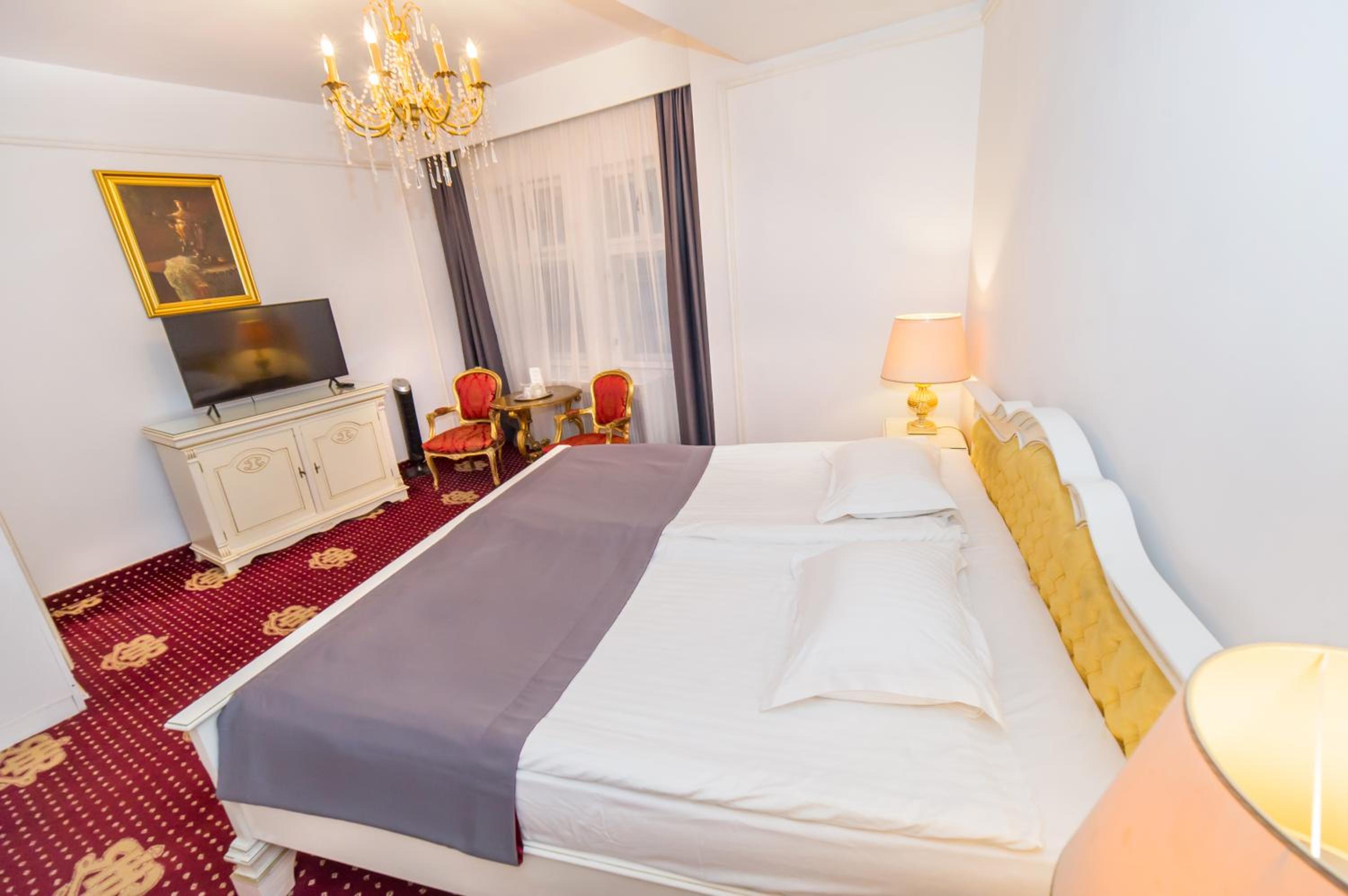 Deluxe Family Suite - Photo 4