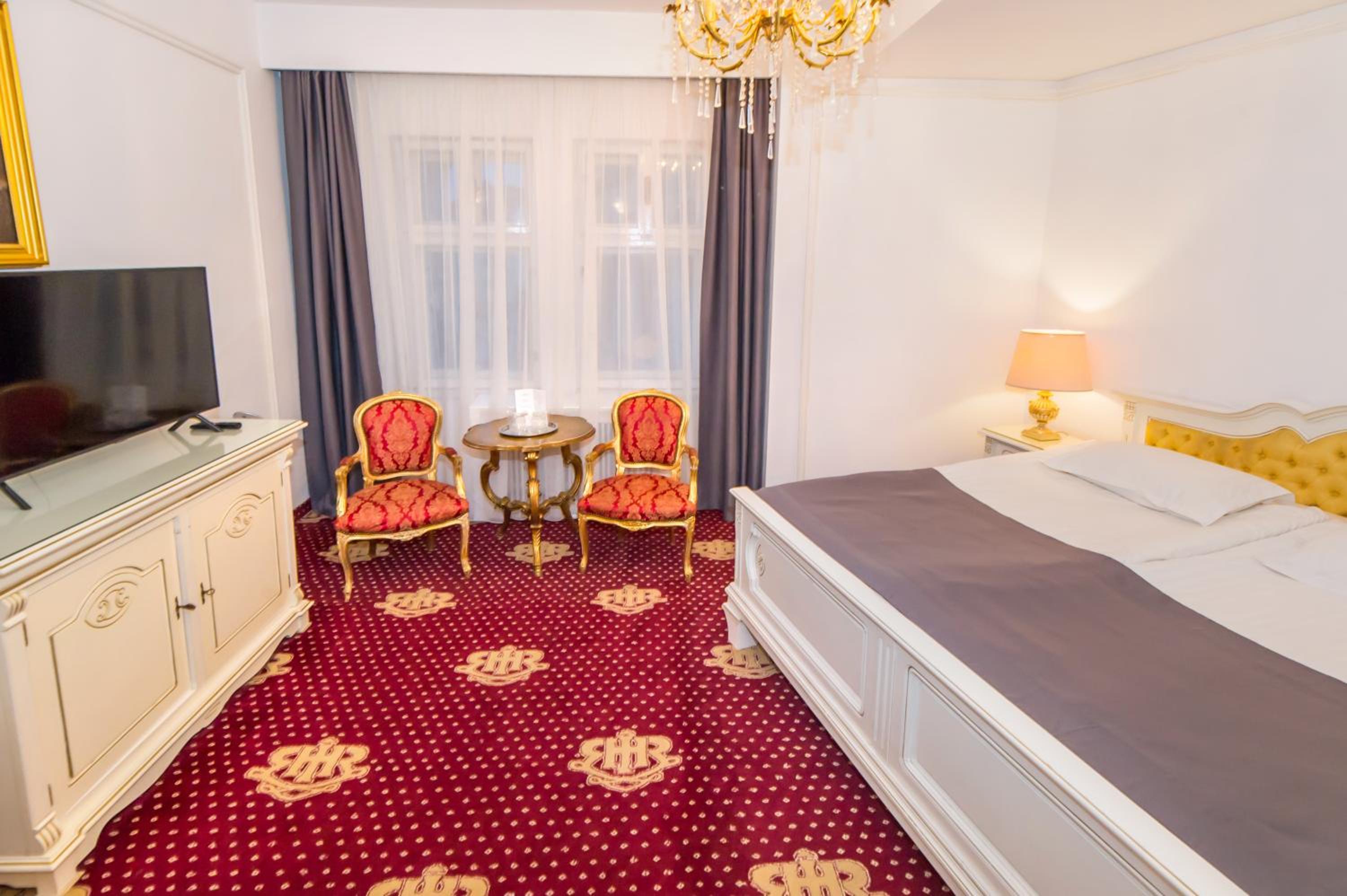 Deluxe Family Suite - Photo 2