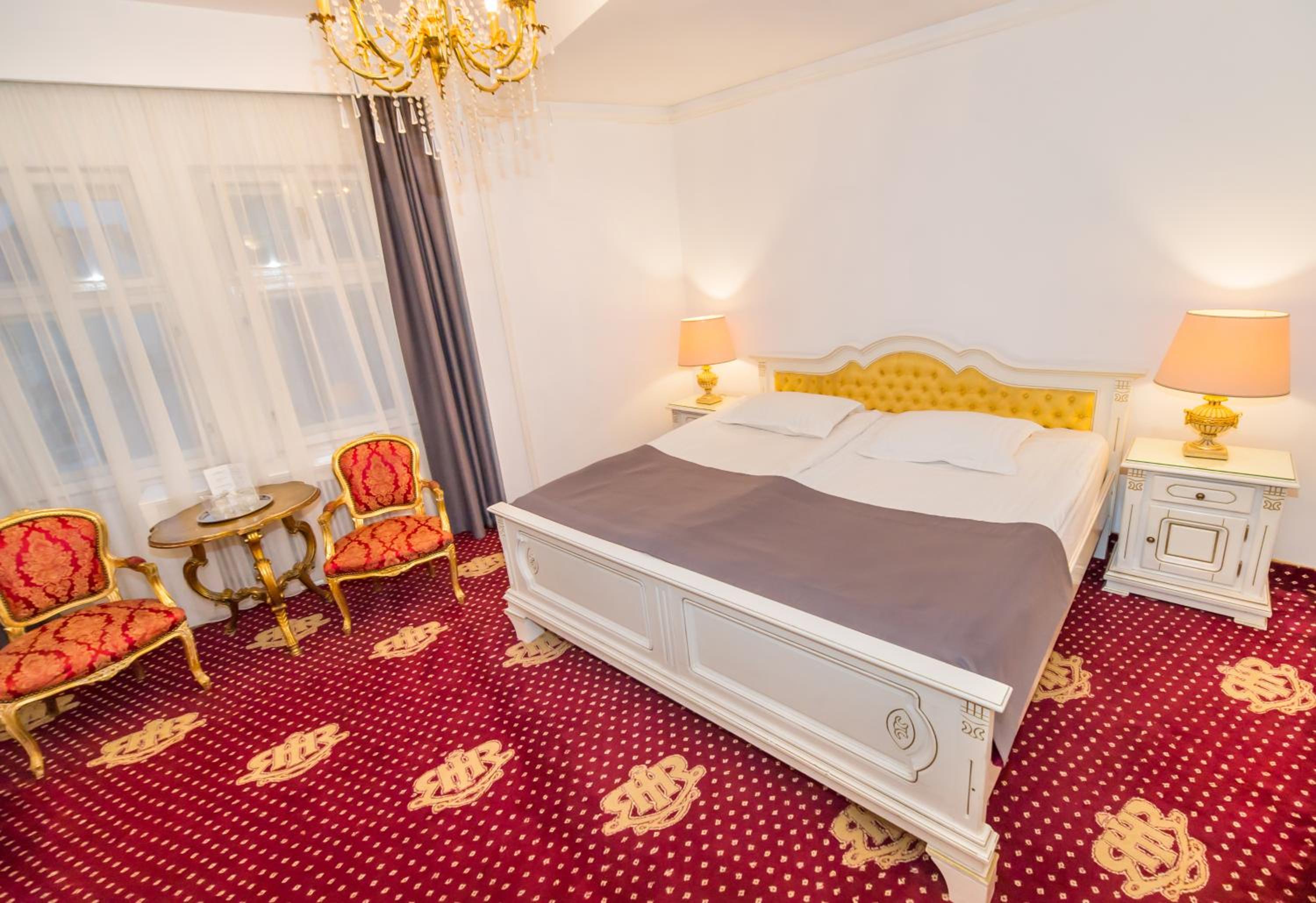 Deluxe Family Suite - Photo 6