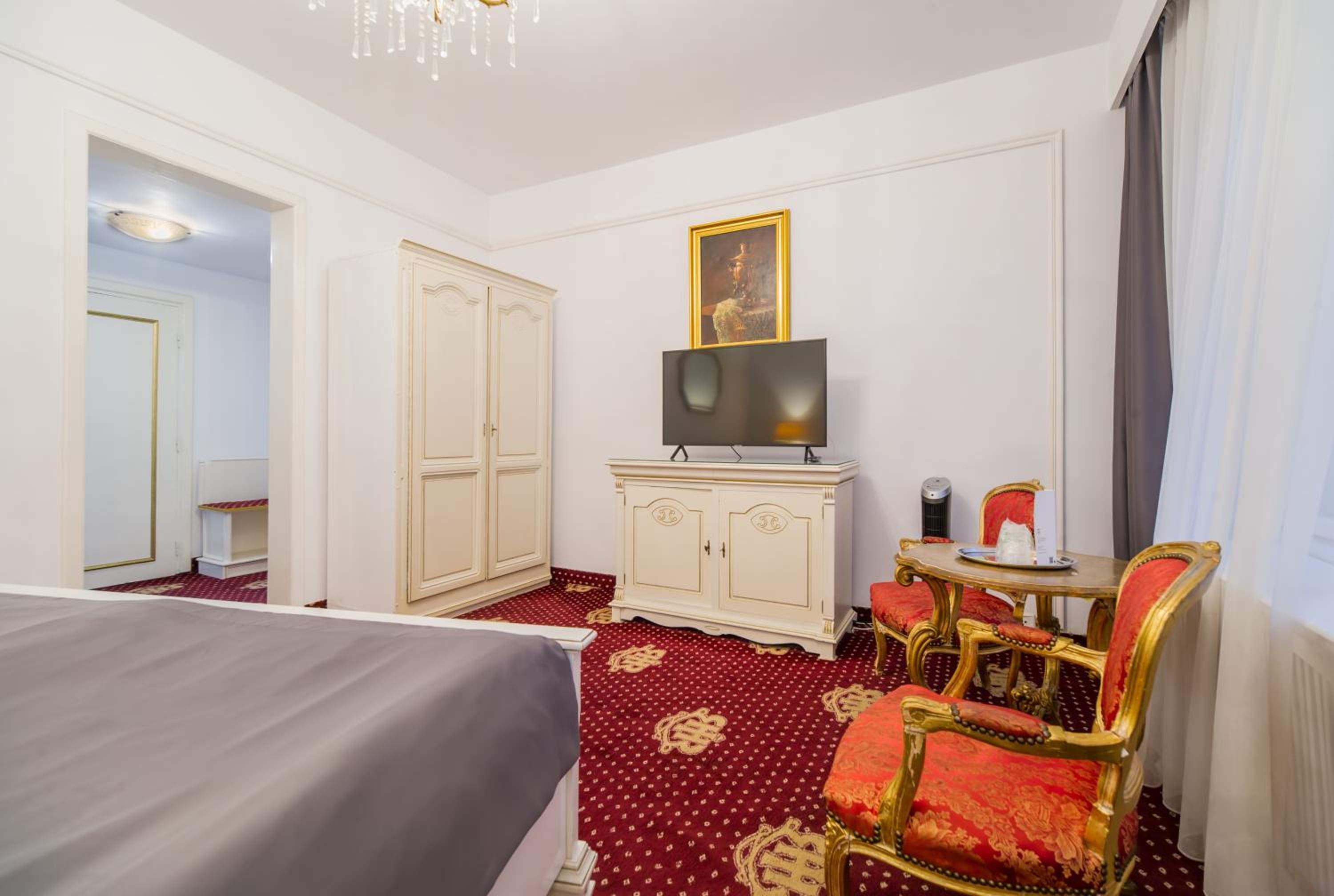 Deluxe Family Suite - Photo 8
