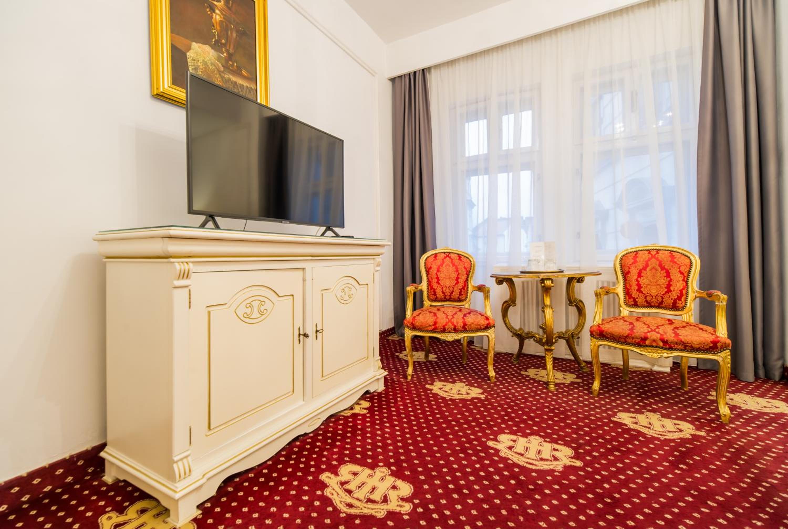 Deluxe Family Suite - Photo 5