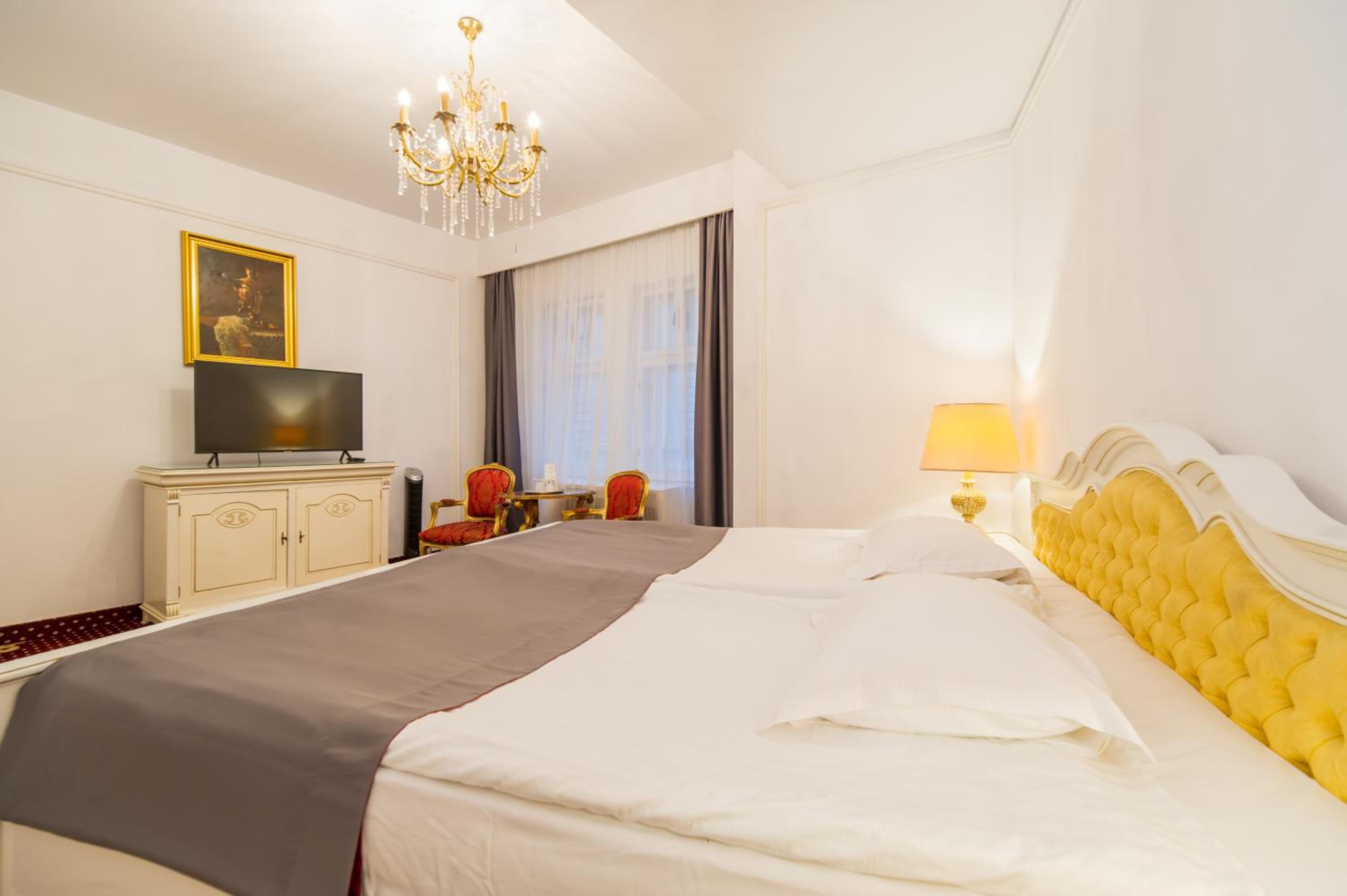 Deluxe Family Suite - Photo 9
