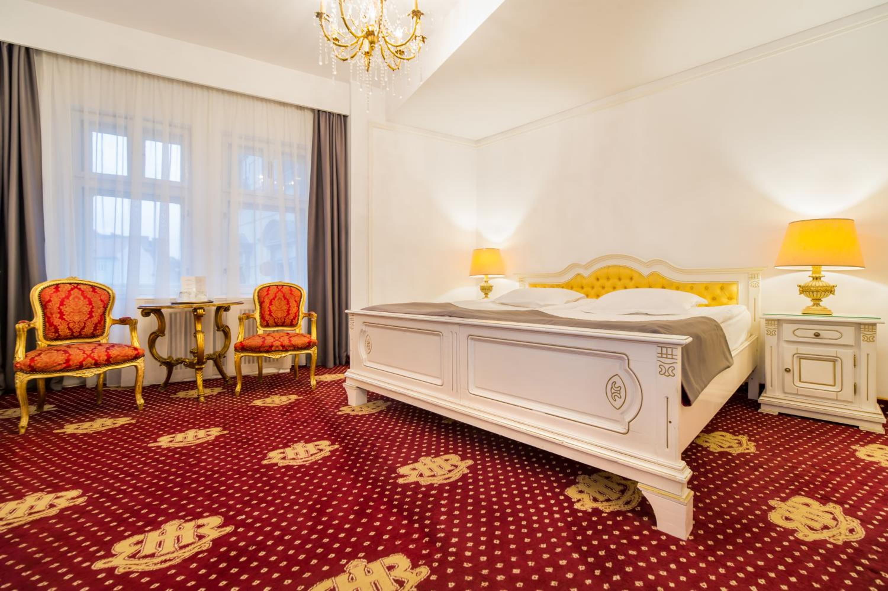 Deluxe Family Suite - Photo 1