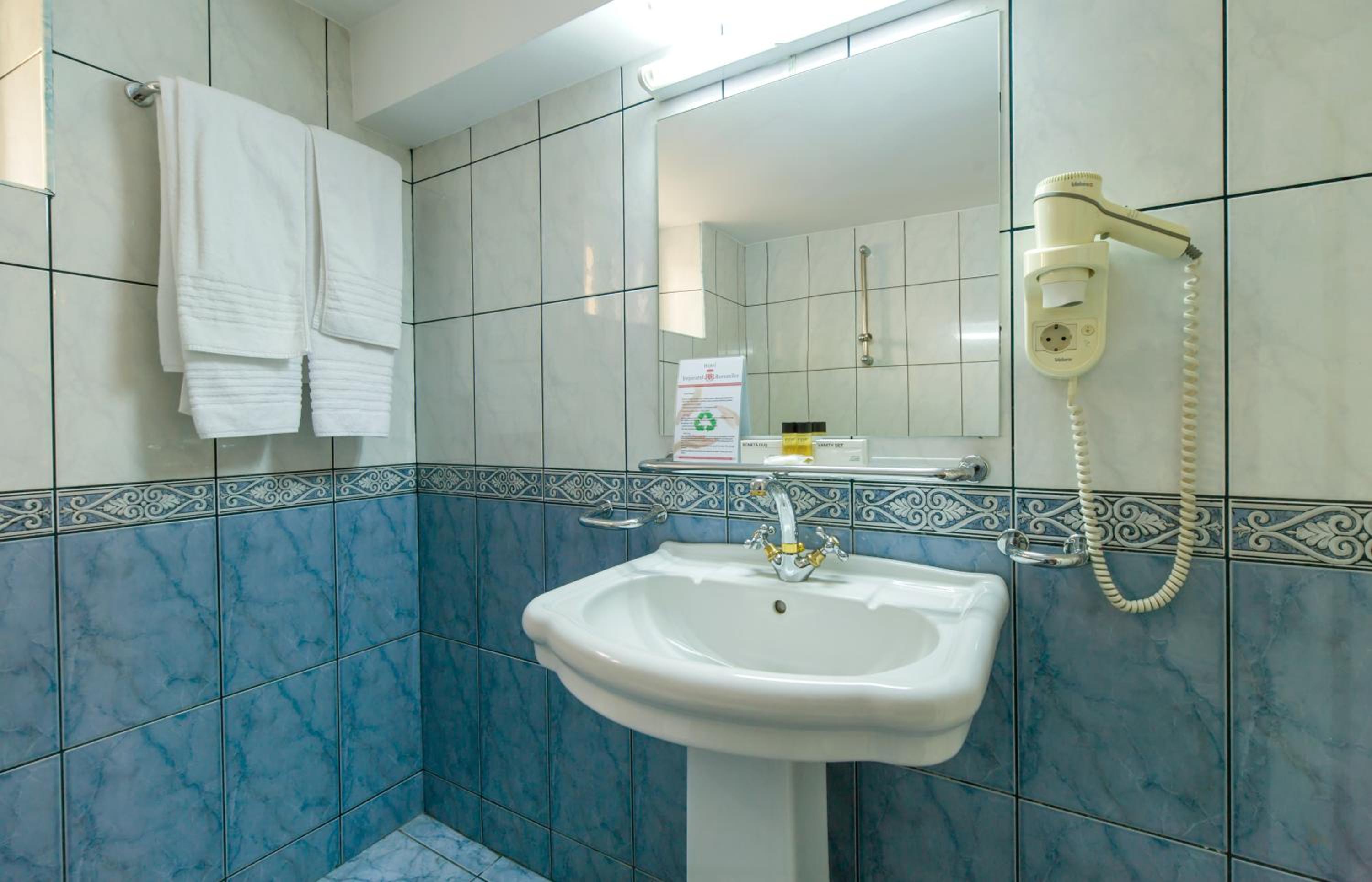 Deluxe Family Suite - Photo 11