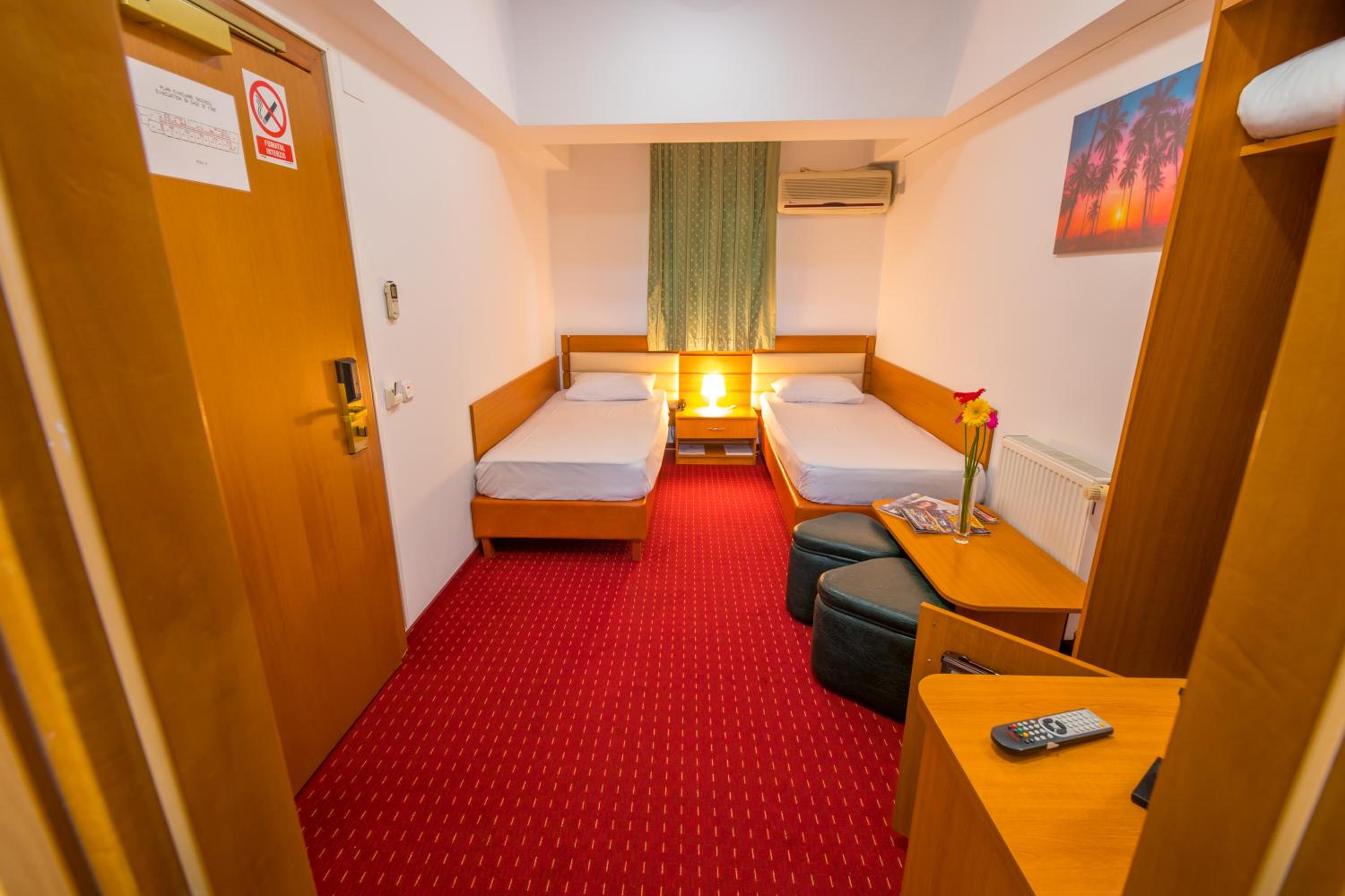 Standard Twin Room - Photo 4