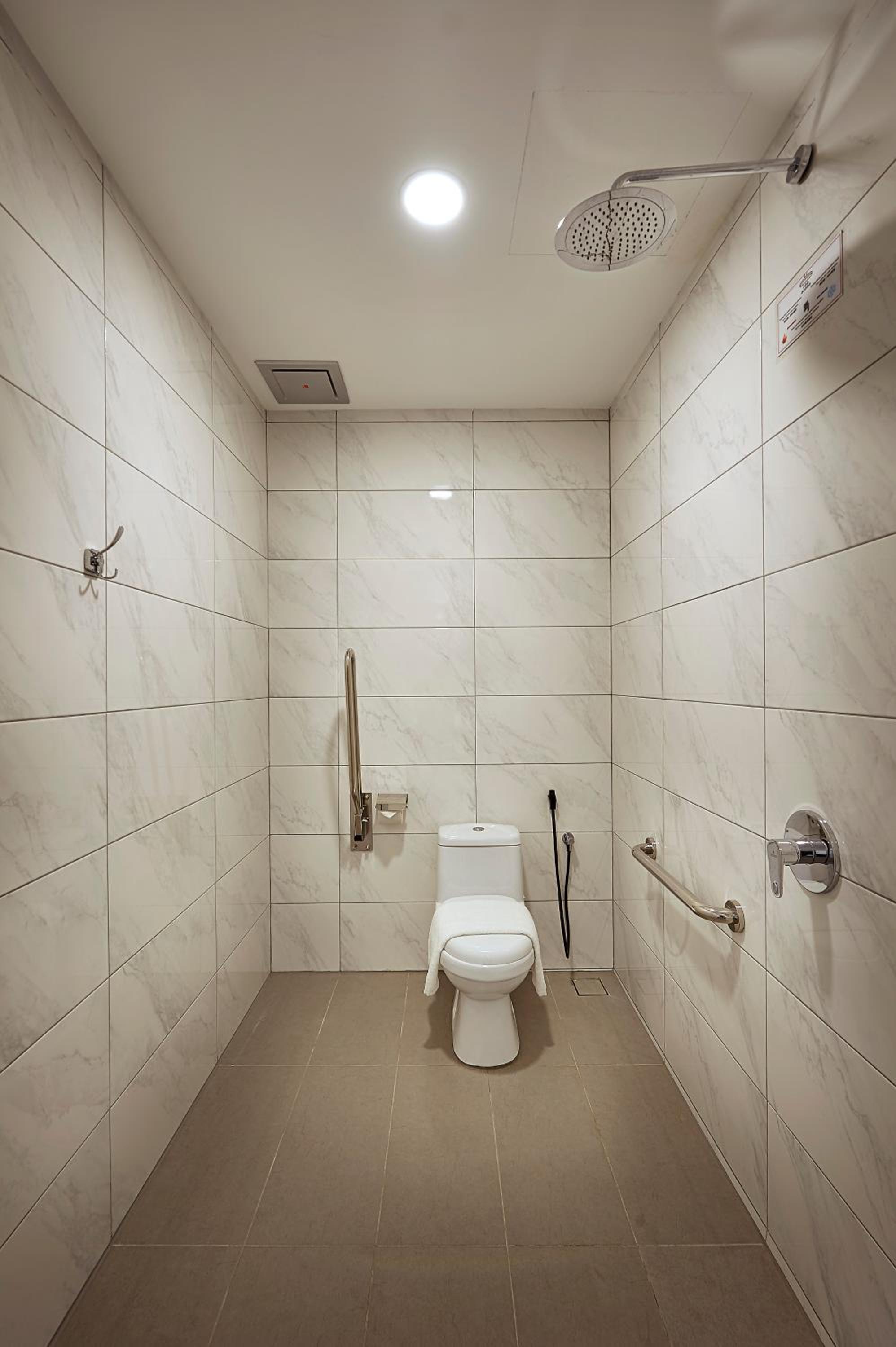 Standard Queen Room (No Window) - Disability Access - Photo 1