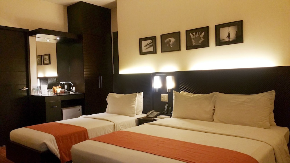 Premier Room, 2 Queen Beds, Accessible photo 2