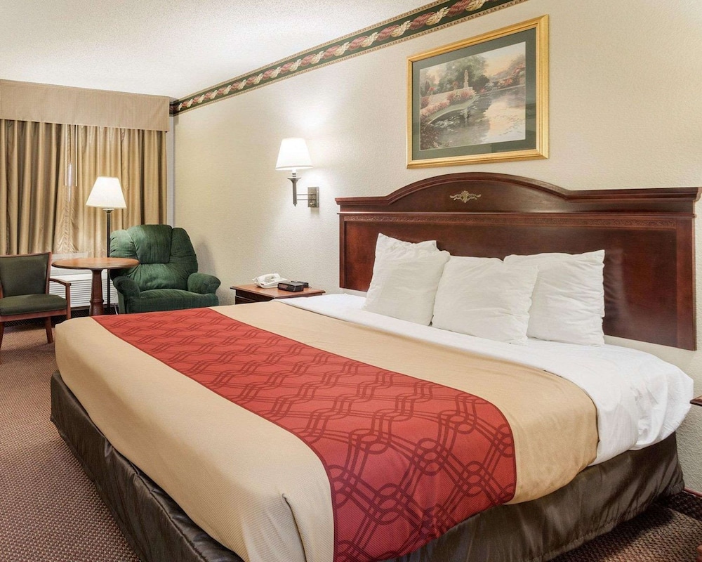 Standard Room, 1 King Bed, Non Smoking - Photo 4
