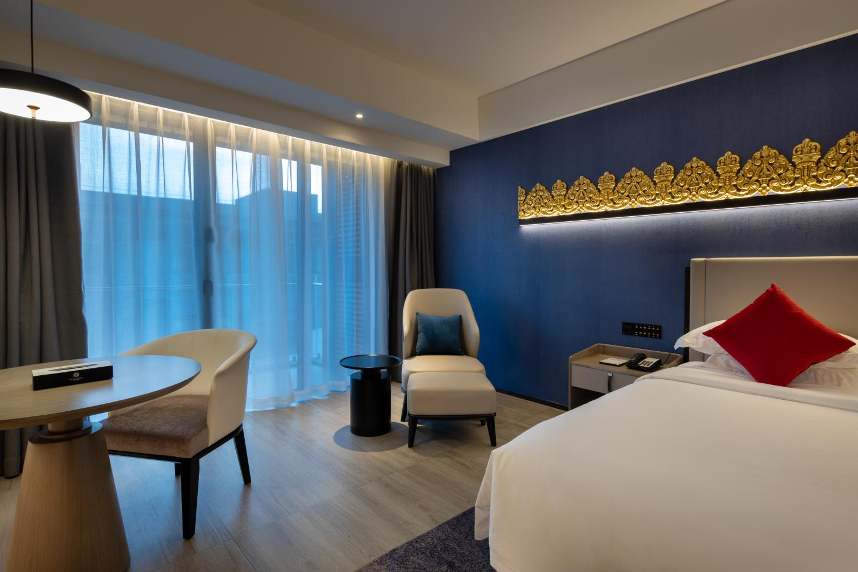 Deluxe King Room - Photo 4