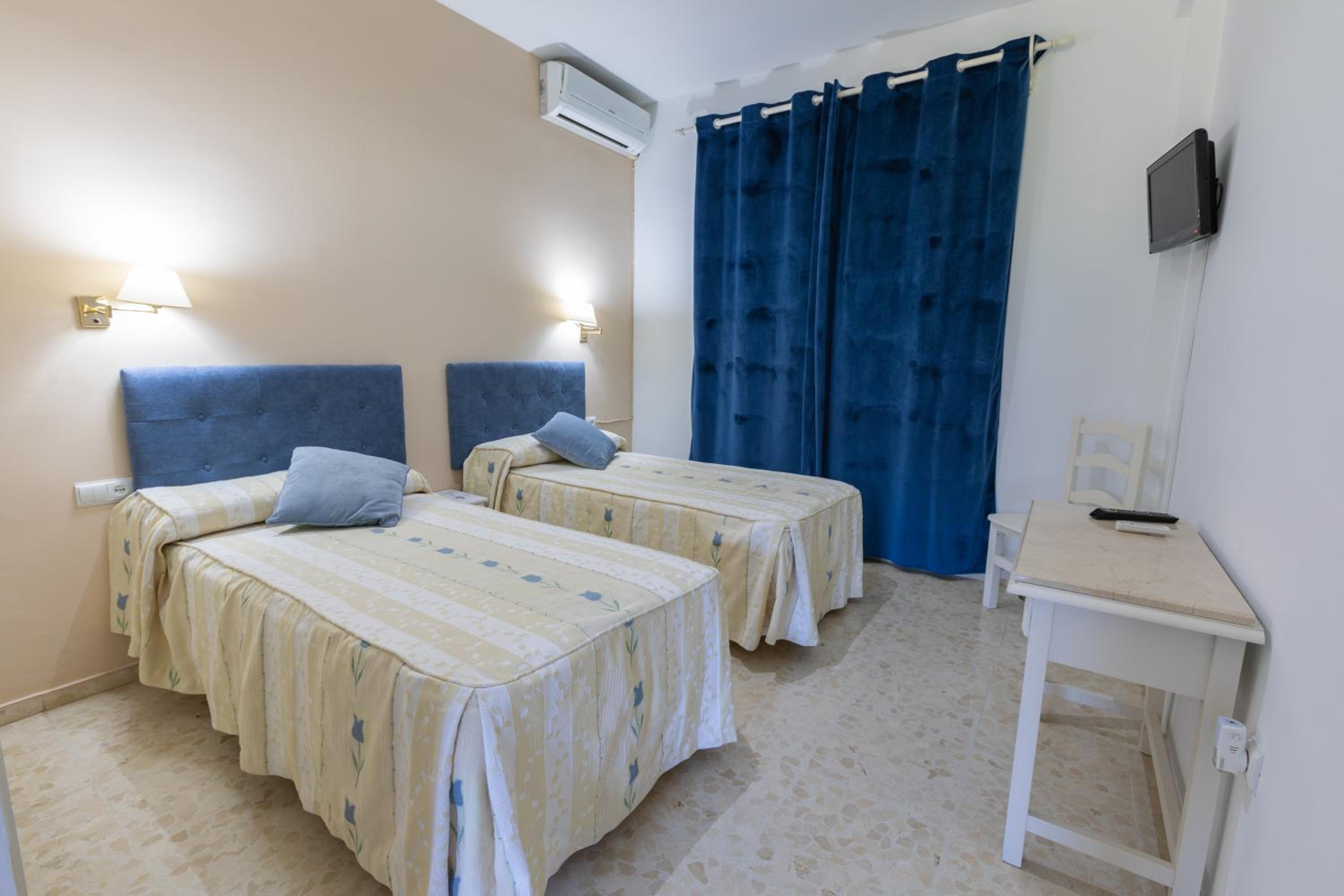 Twin Room - Photo 1