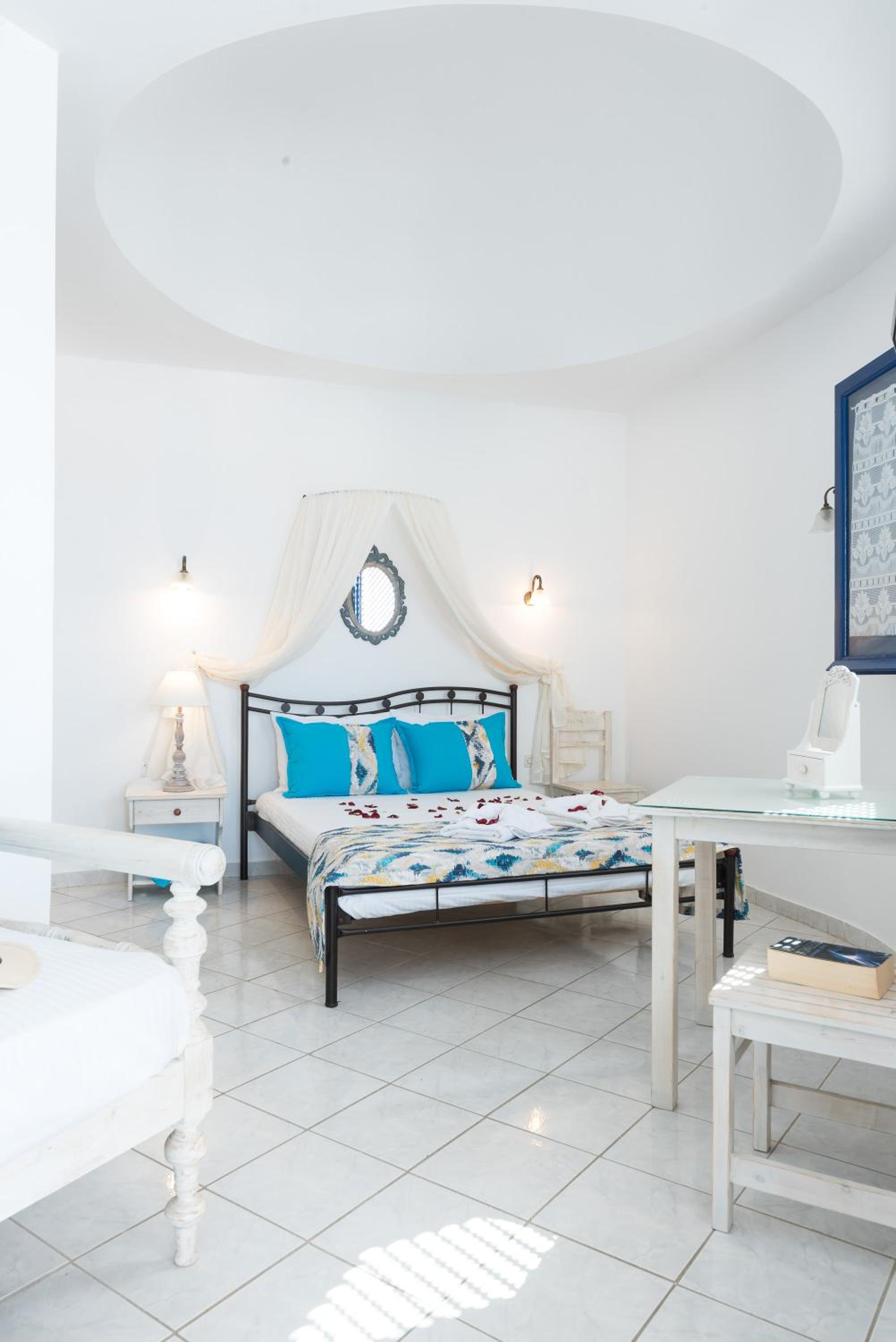 Deluxe Room with Sea View - Photo 3