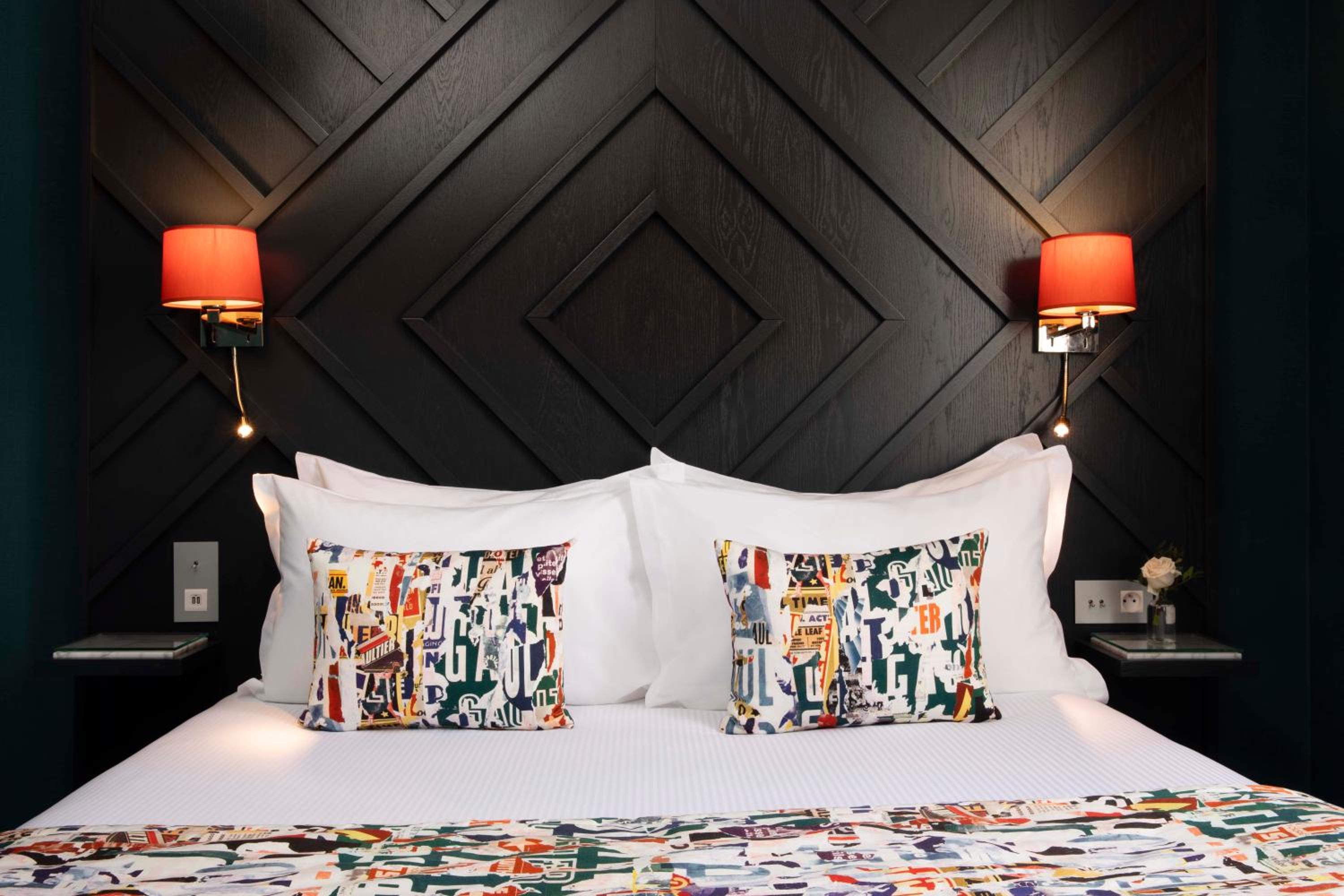 Hôtel des Arts Montmartre bedroom photo