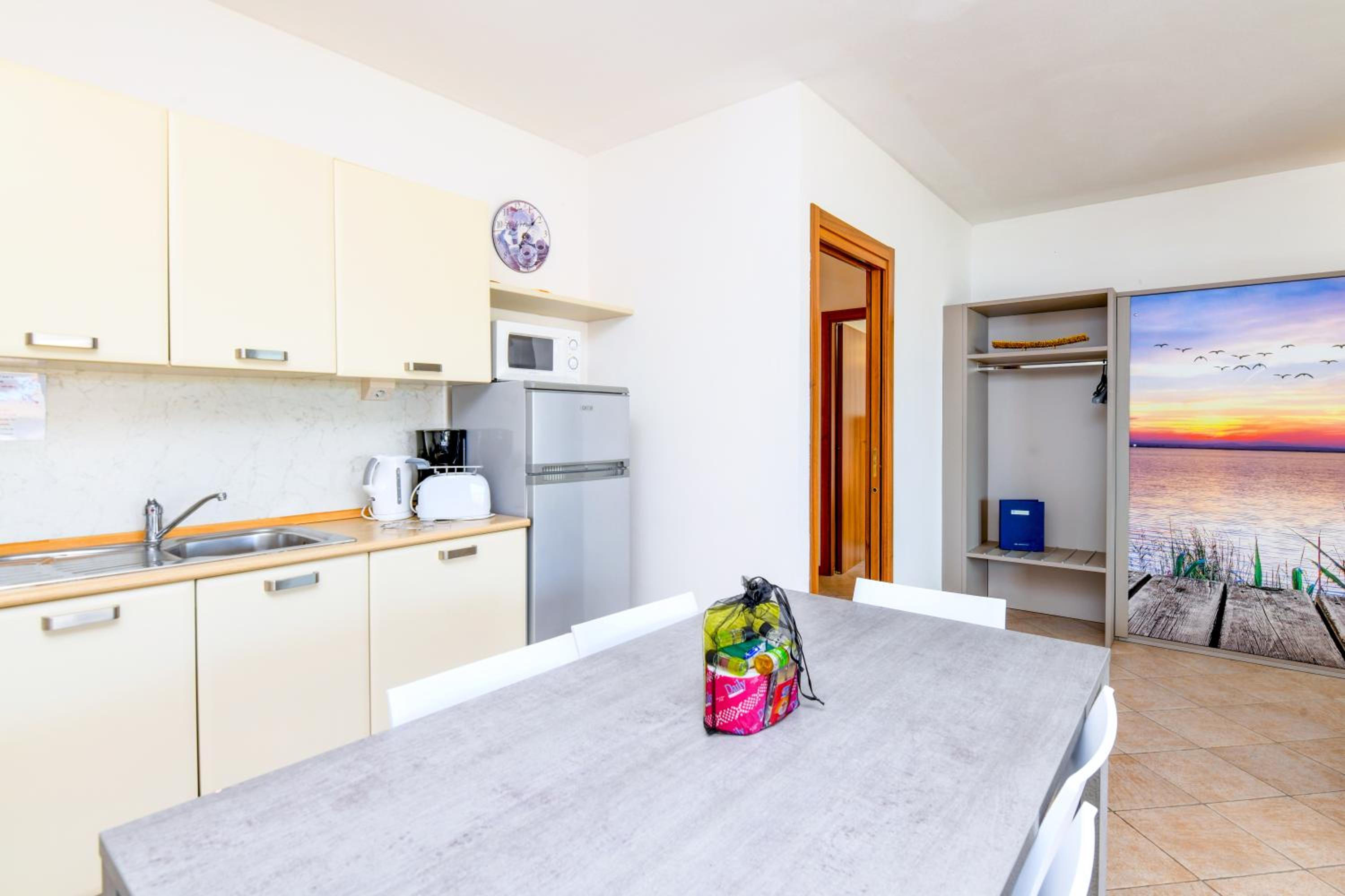 Standard Two-Bedroom Apartment with Partial Lake View photo 2