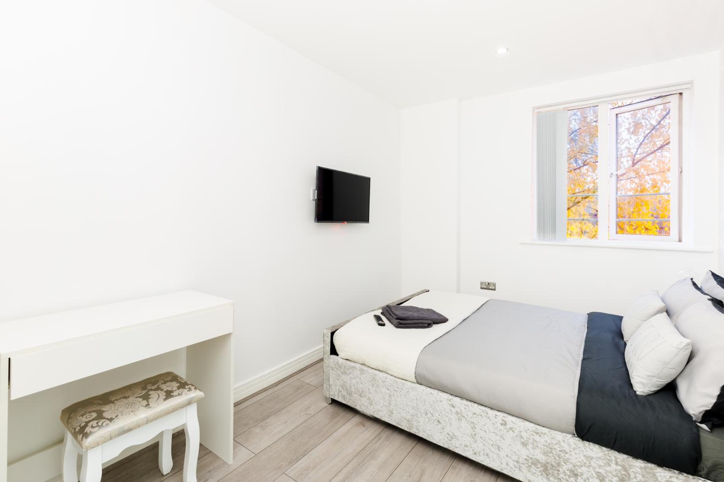 Three-Bedroom Apartment - Photo 5