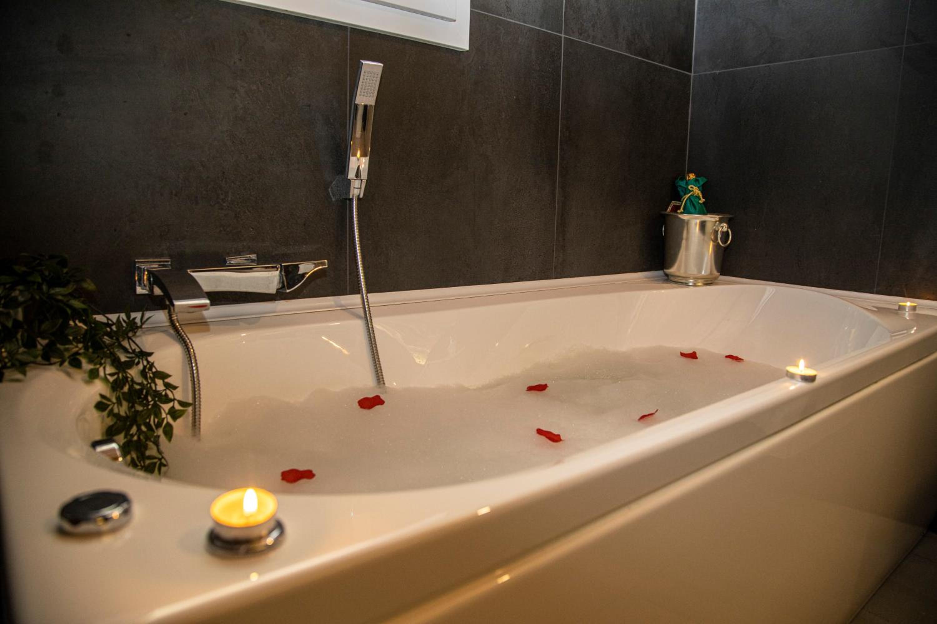 King Room with Spa Bath - Photo 24