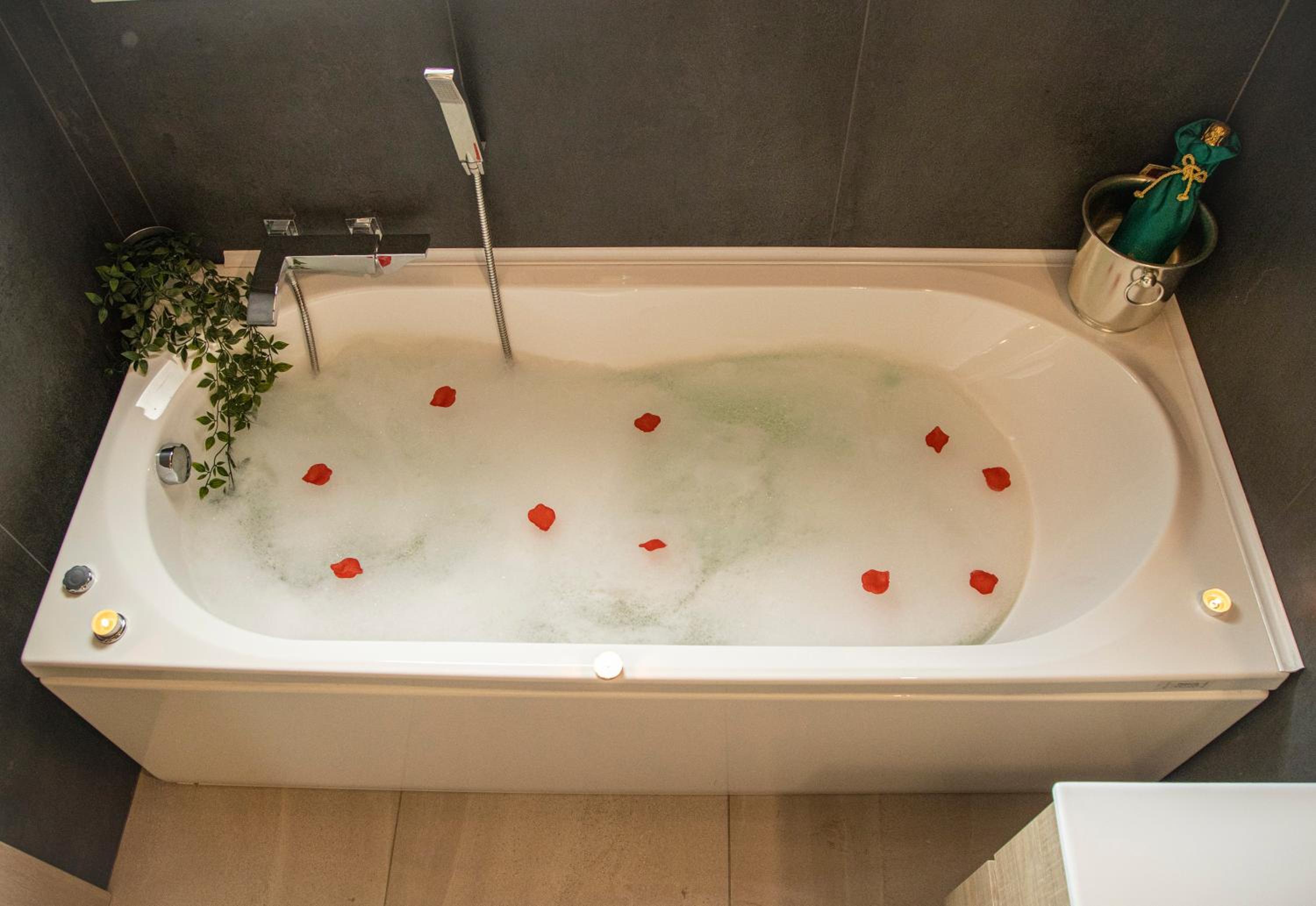 King Room with Spa Bath - Photo 13