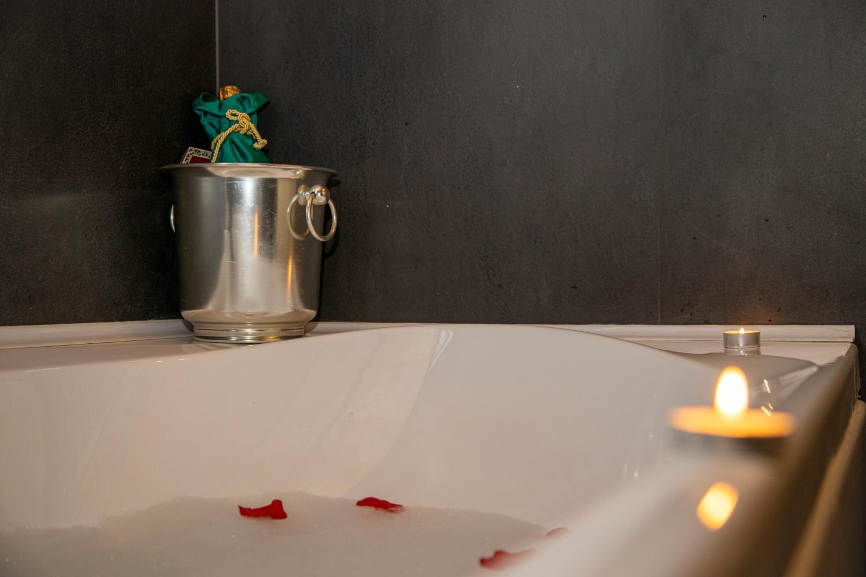 King Room with Spa Bath - Photo 5