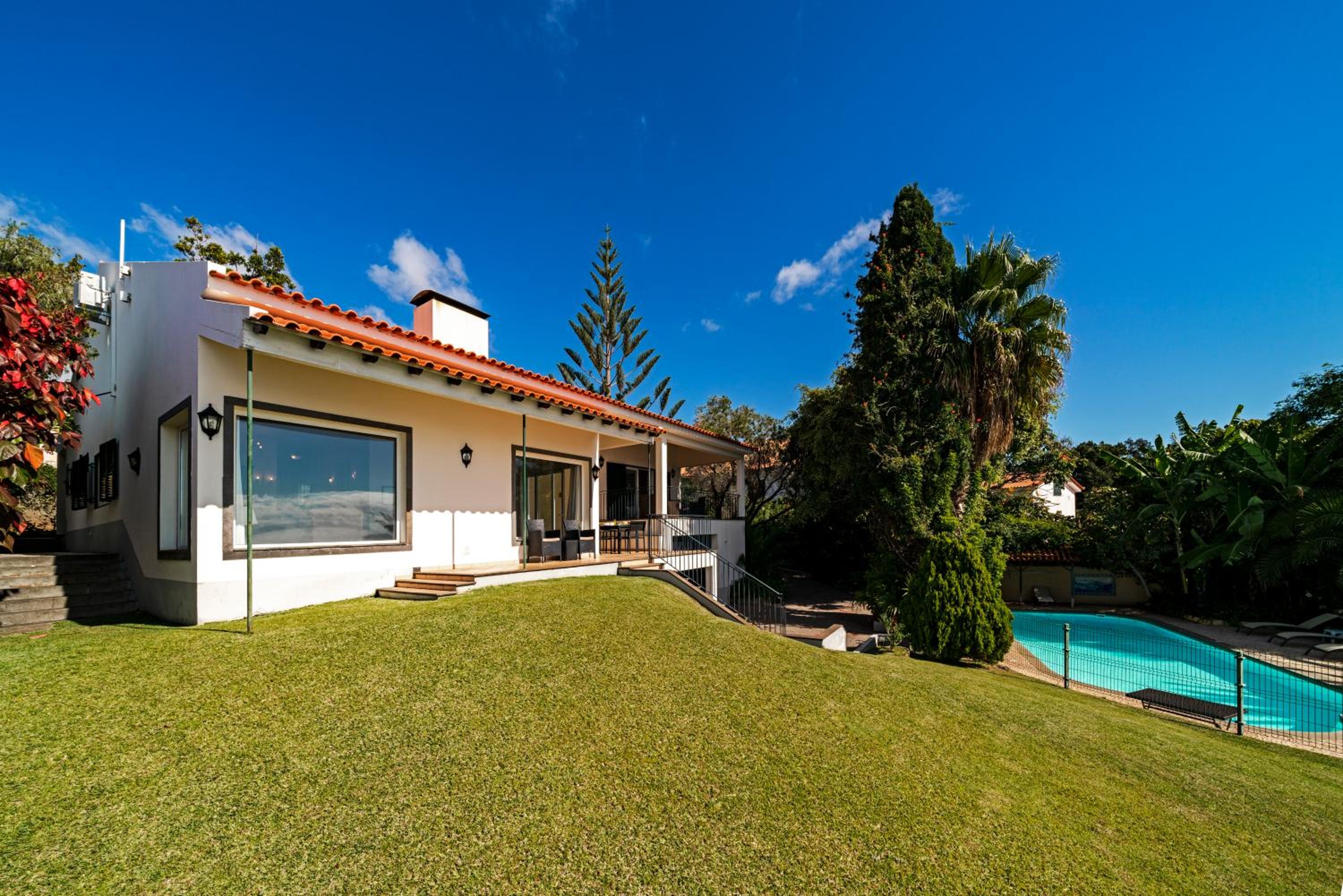 Four-Bedroom Villa photo 2